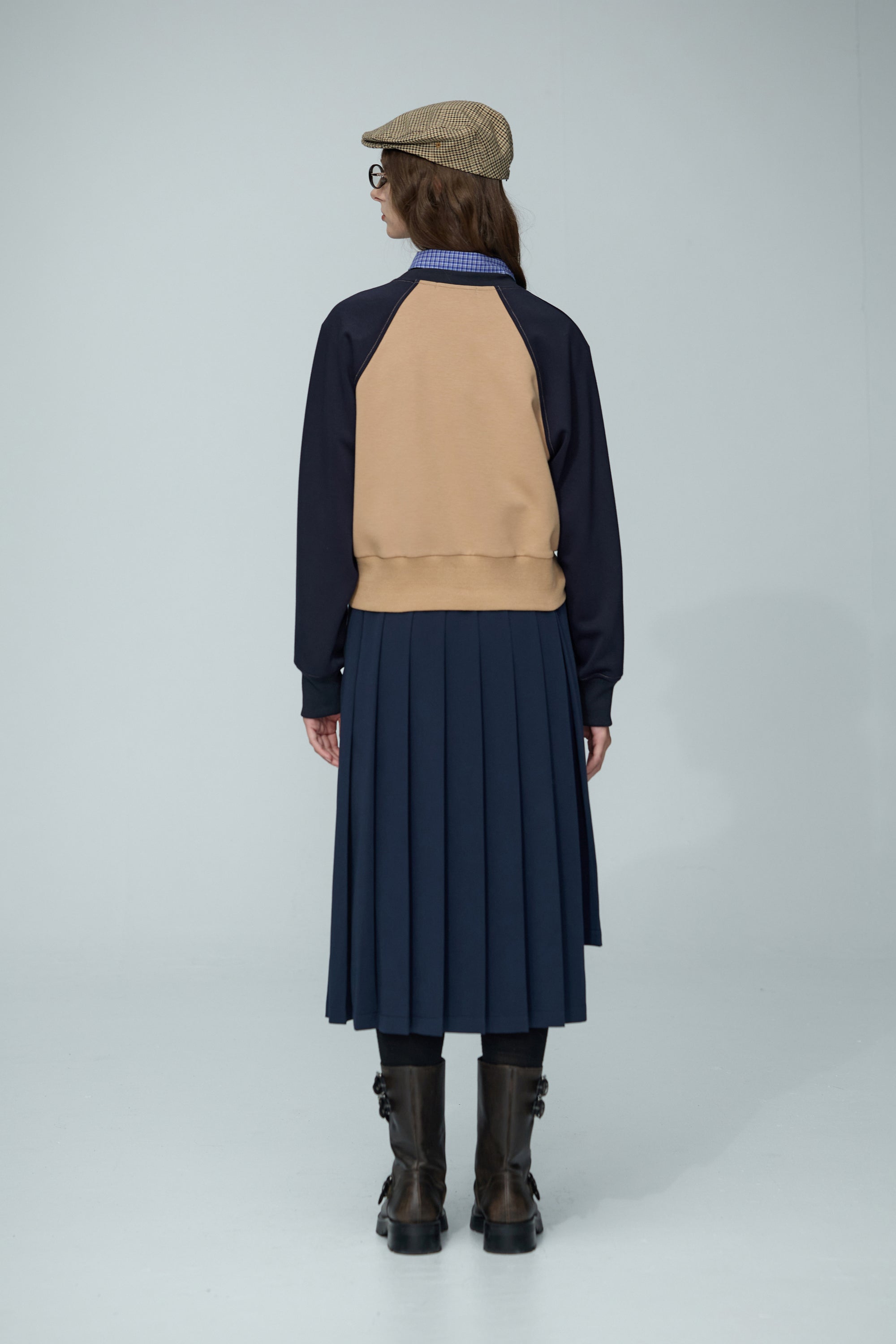 配色拉格蘭字母電繡上衣-咖