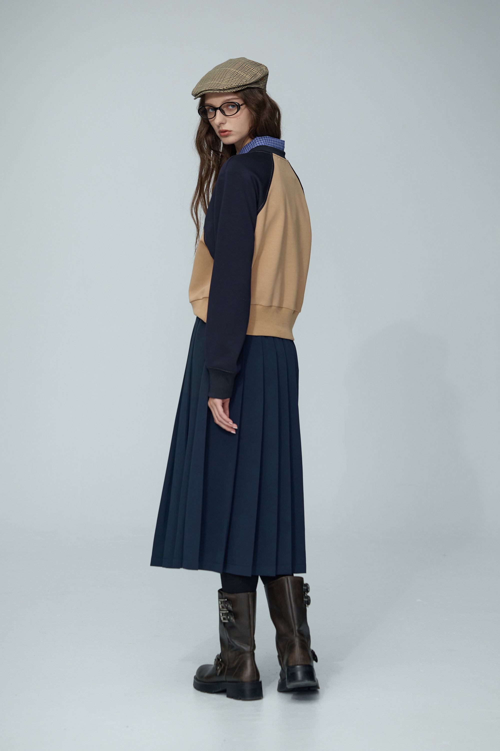 配色拉格蘭字母電繡上衣-咖