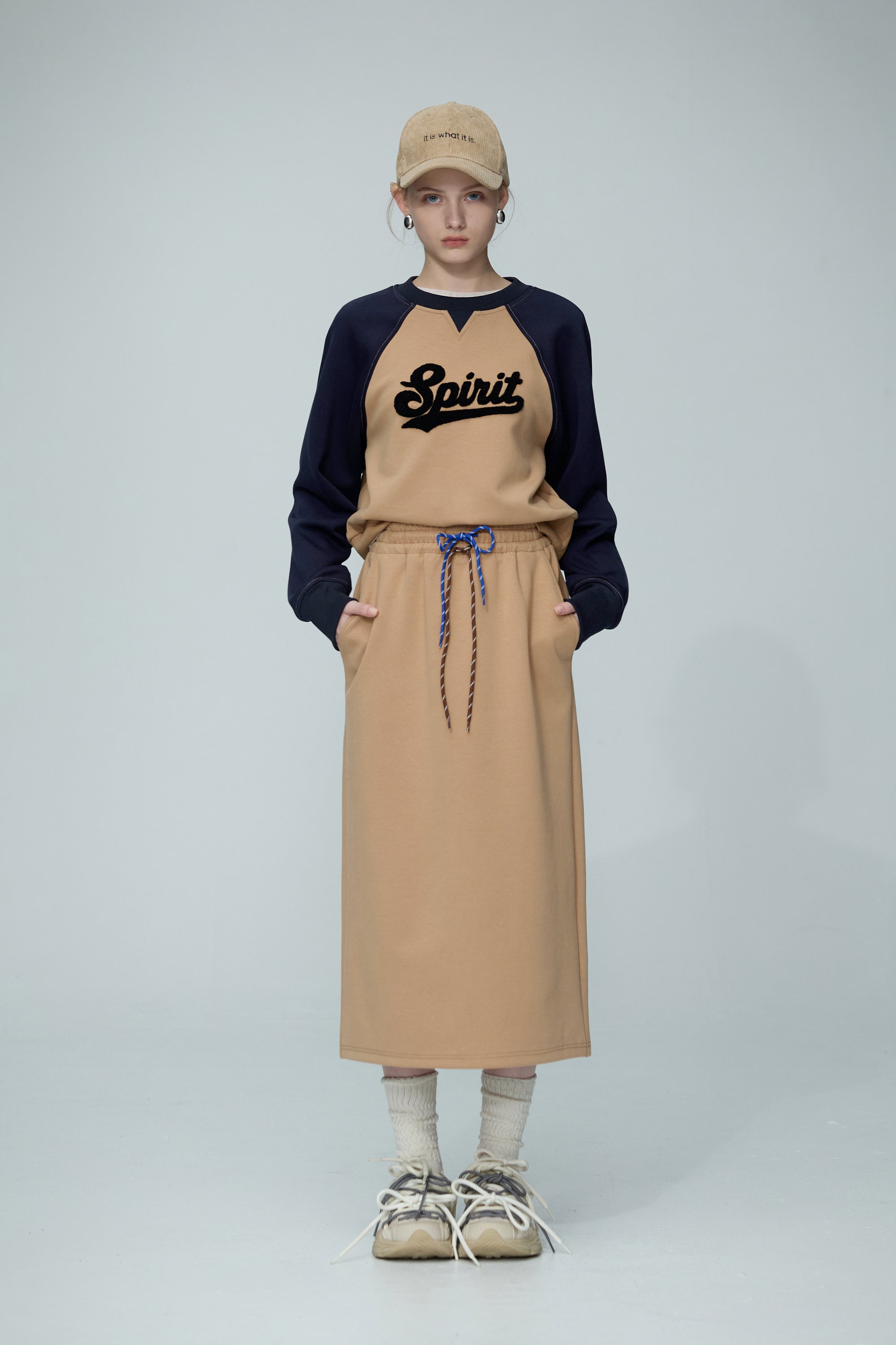 配色拉格蘭字母電繡上衣-咖