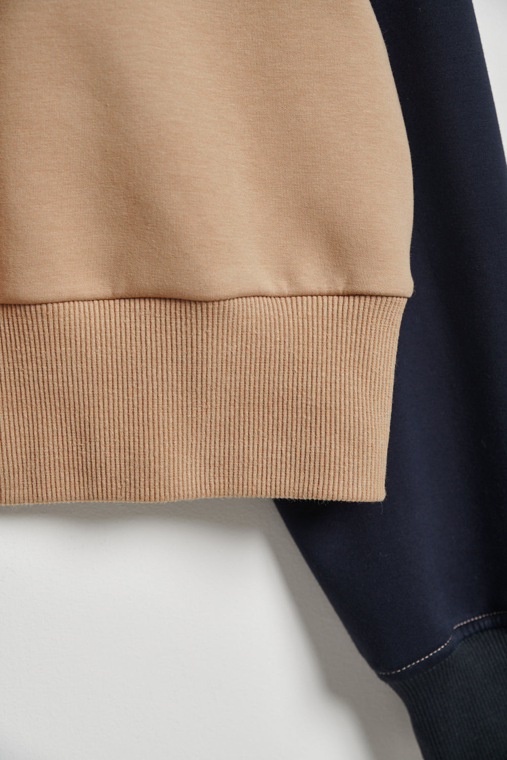 配色拉格蘭字母電繡上衣-咖