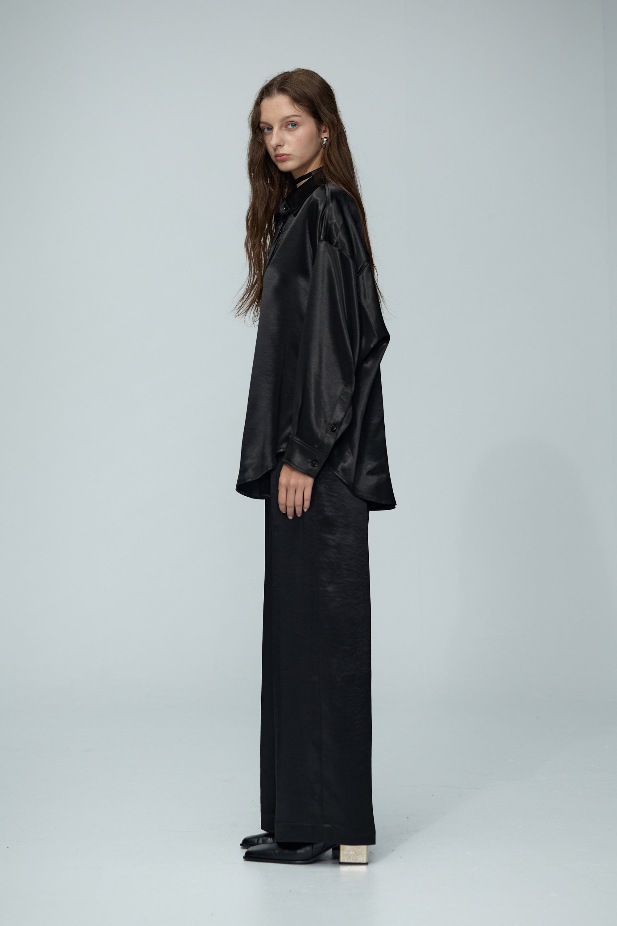 光澤緞面鬆緊腰頭墜感長褲-黑