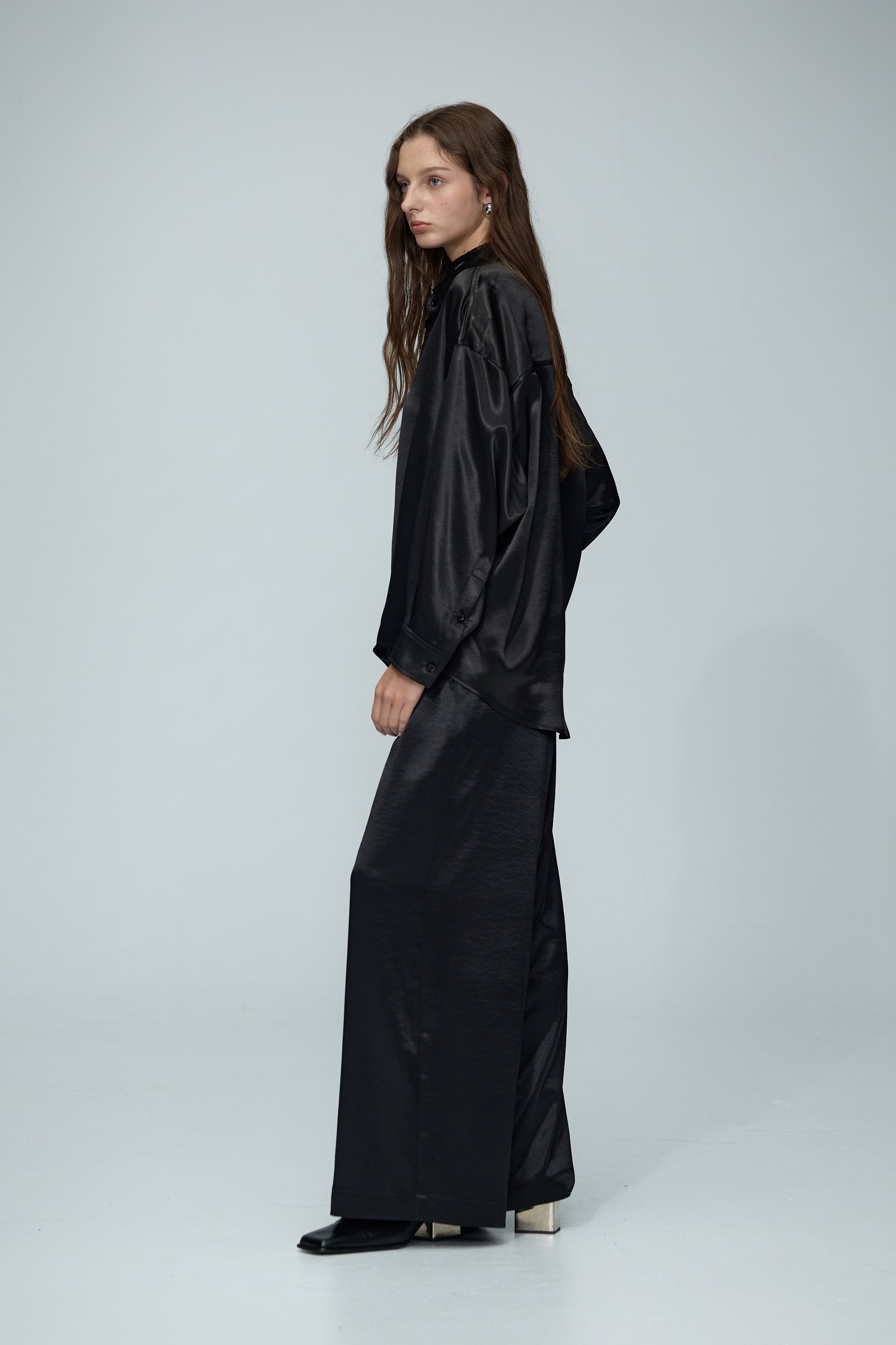 光澤緞面鬆緊腰頭墜感長褲-黑