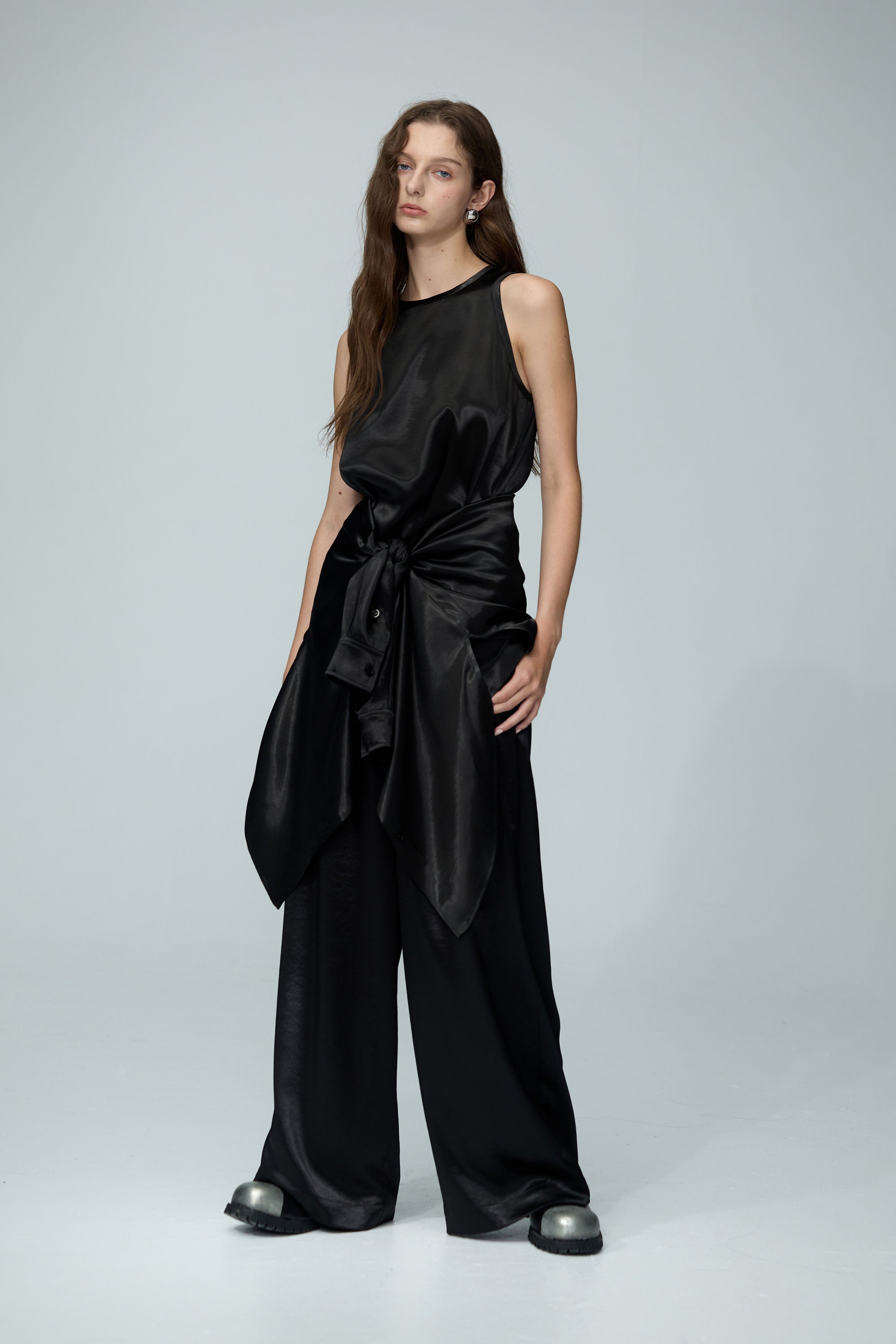 光澤緞面長版襯衫-黑