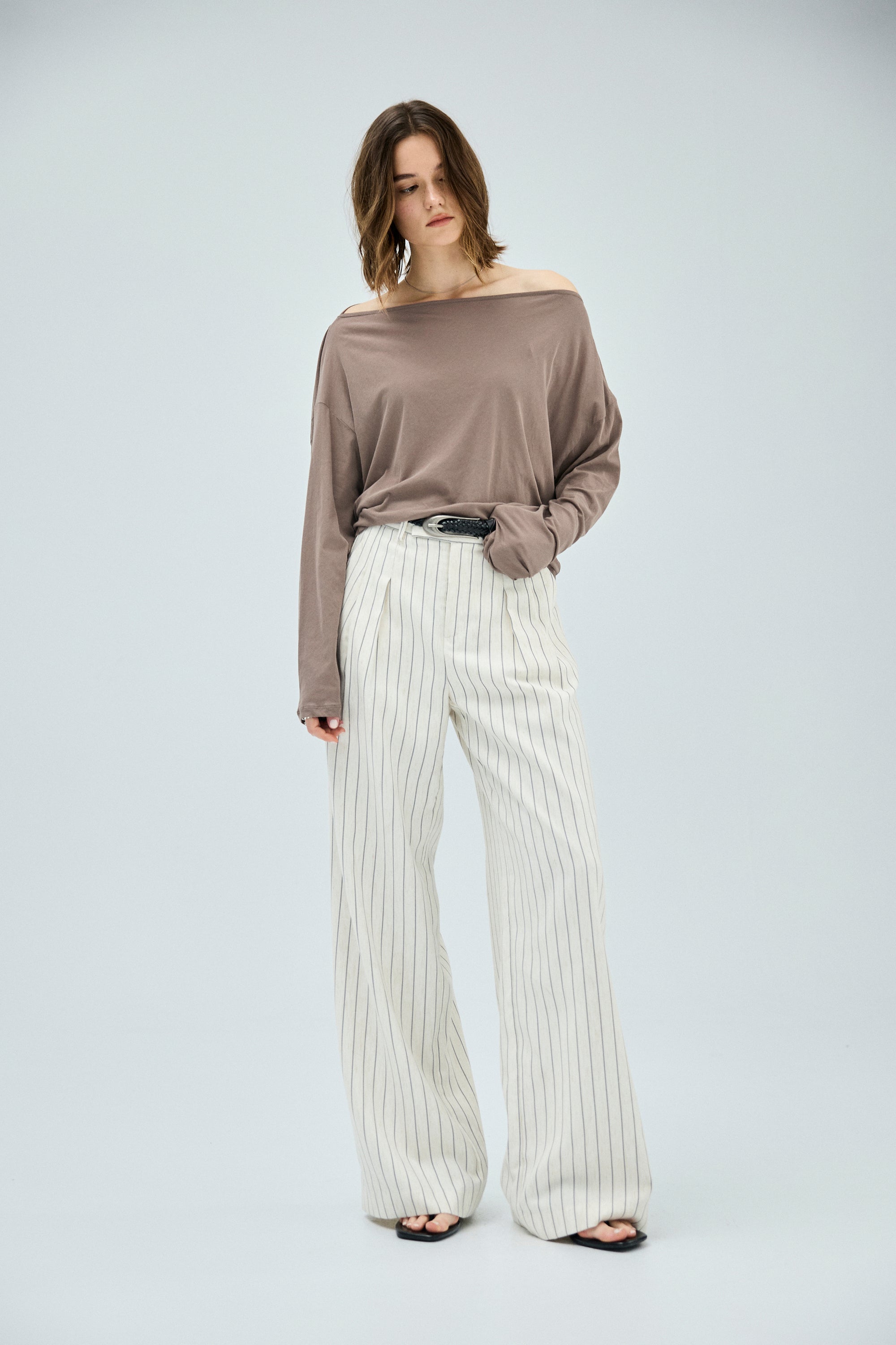 直條紋抓褶西裝直筒寬褲-卡其