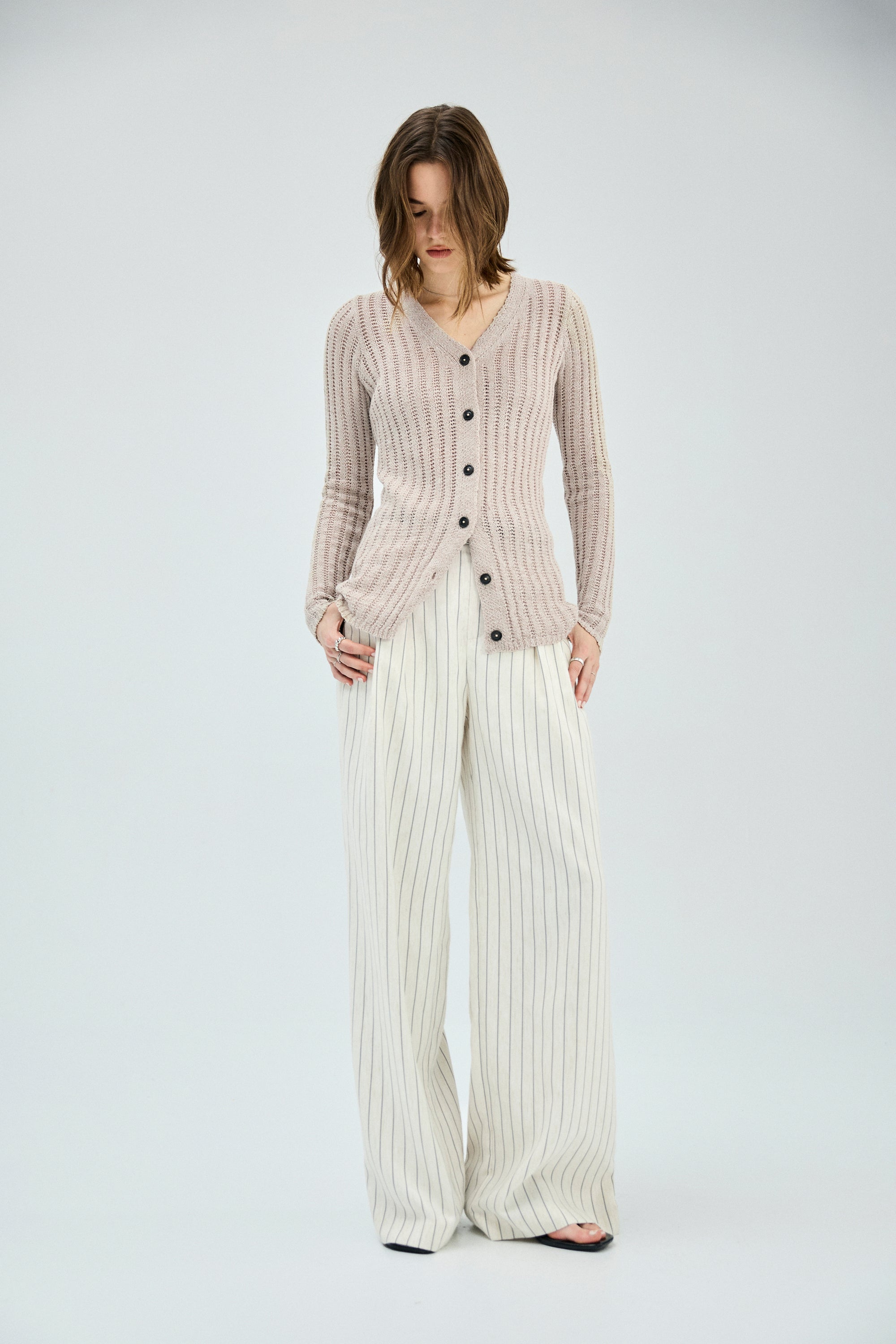 直條紋抓褶西裝直筒寬褲-卡其