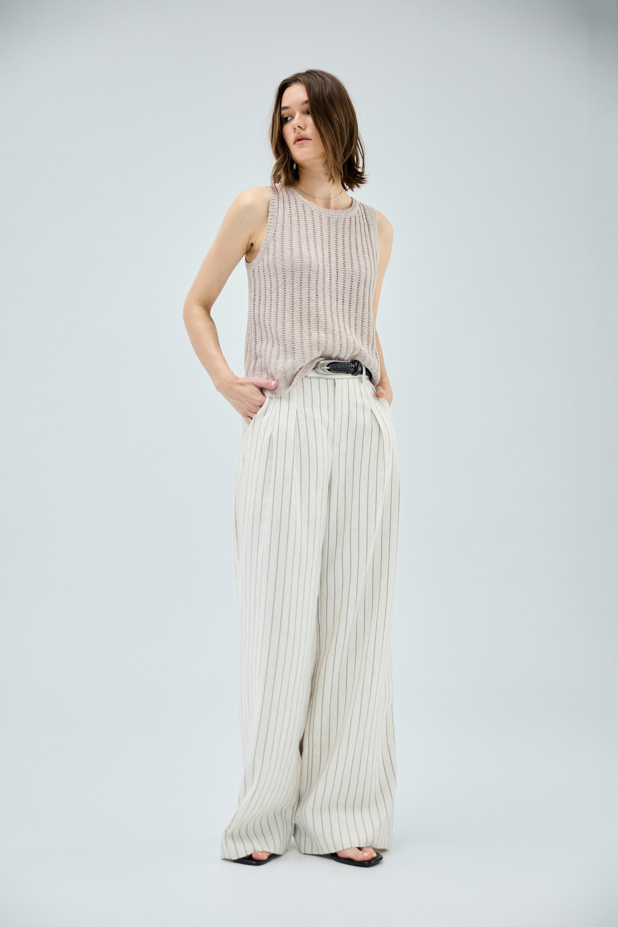 直條紋抓褶西裝直筒寬褲-卡其