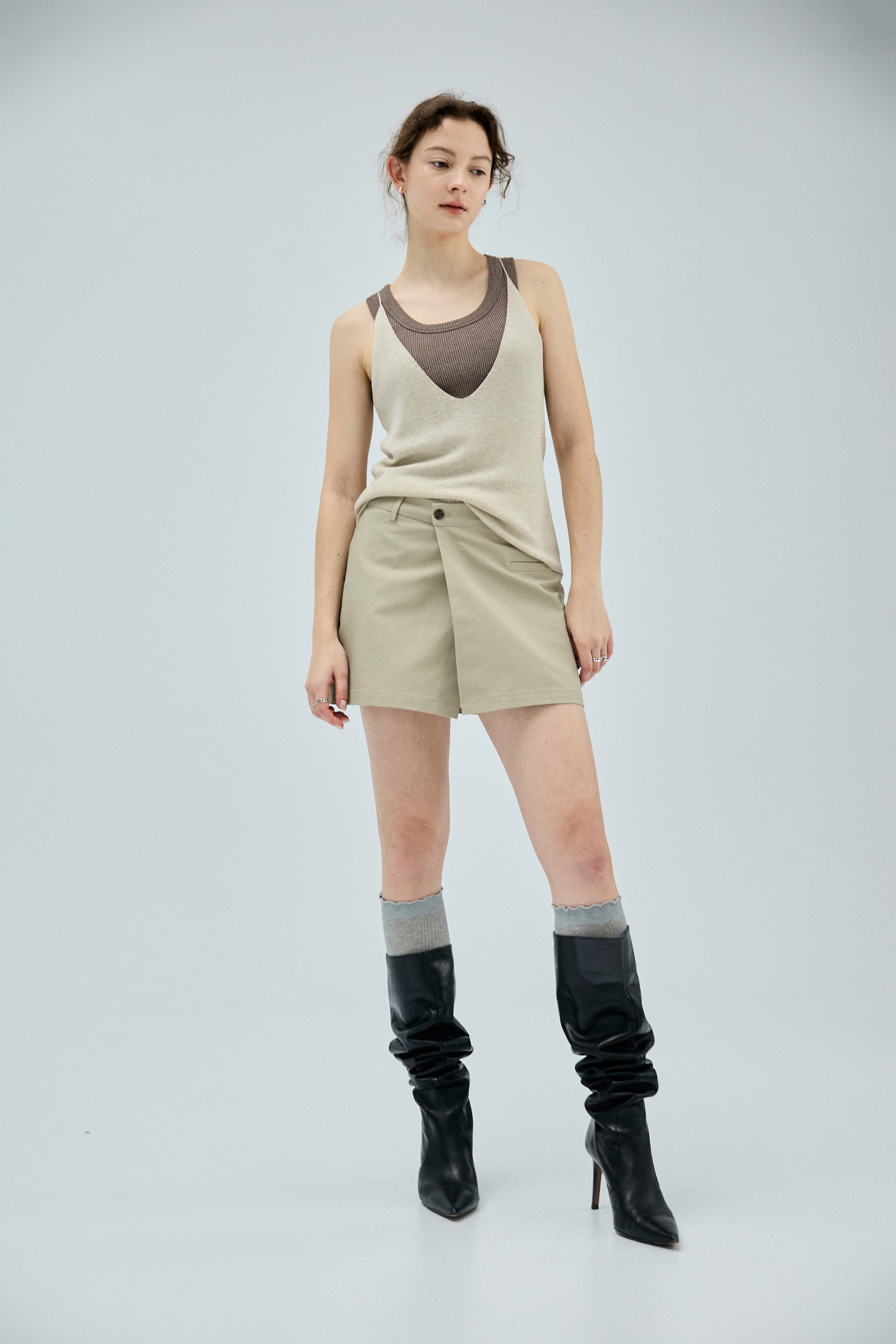 雙釦設計短裙褲(兩件式-內褲外裙)-卡其