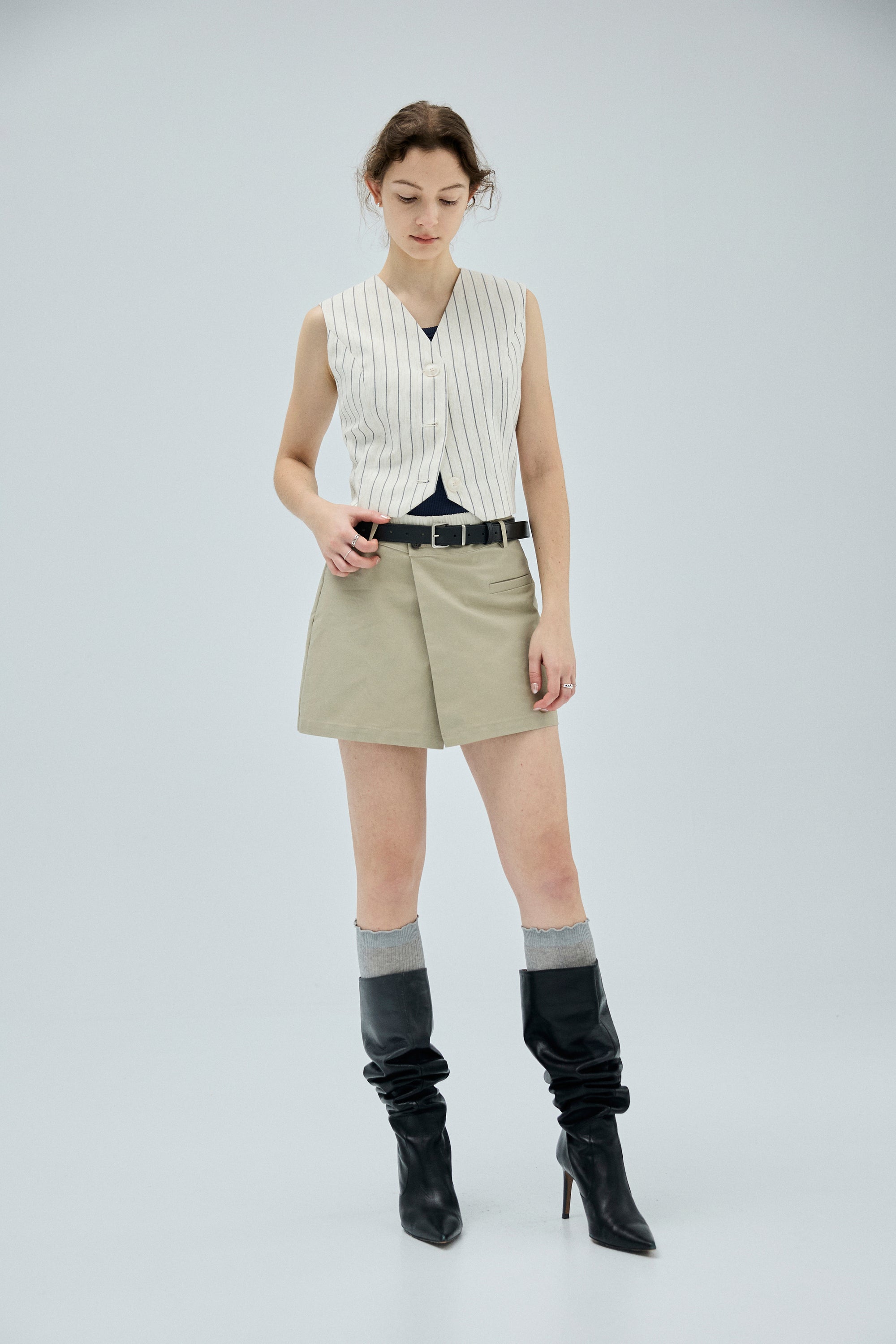 雙釦設計短裙褲(兩件式-內褲外裙)-卡其