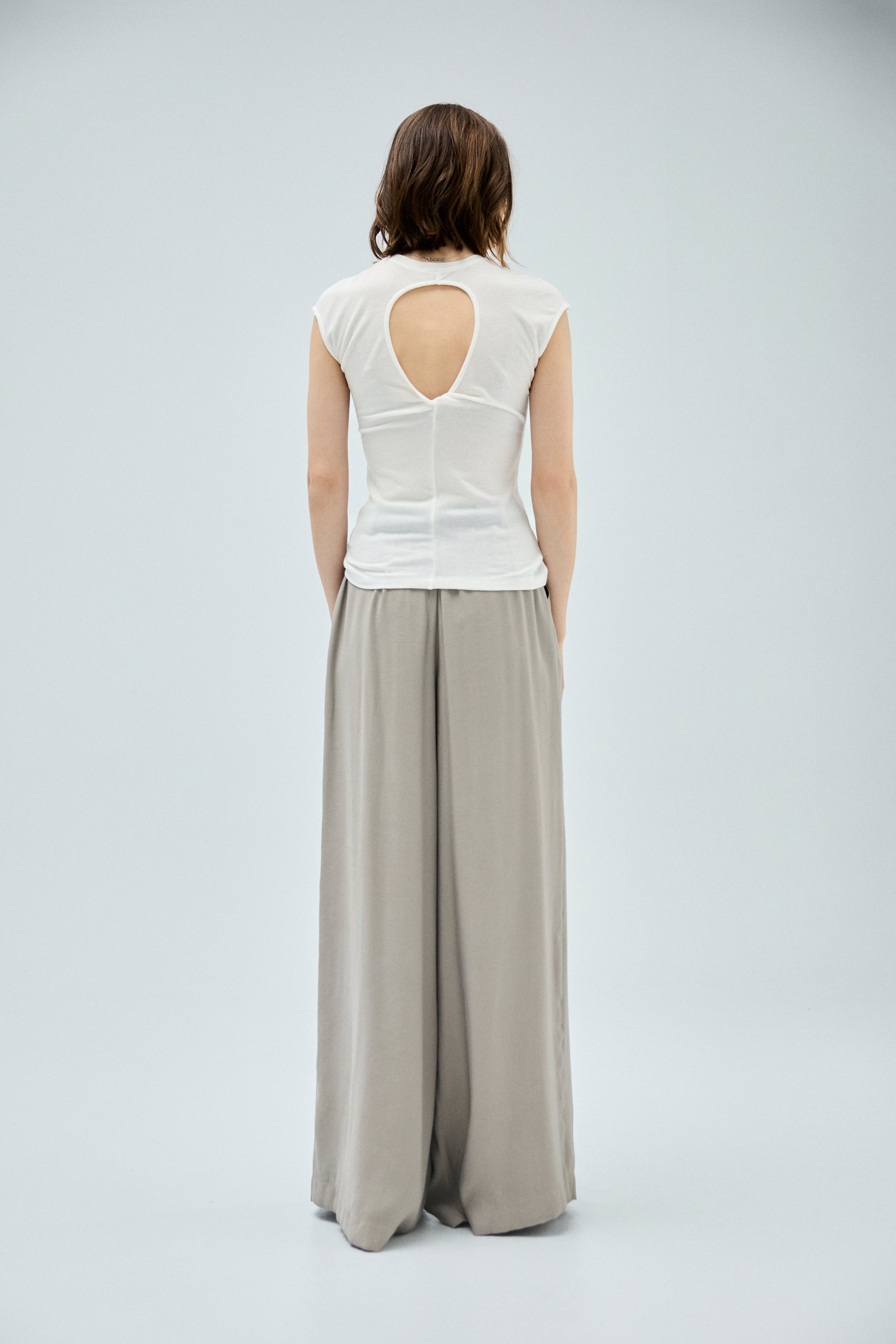 親膚透氣羊毛混紡鏤空挖背無袖上衣-白