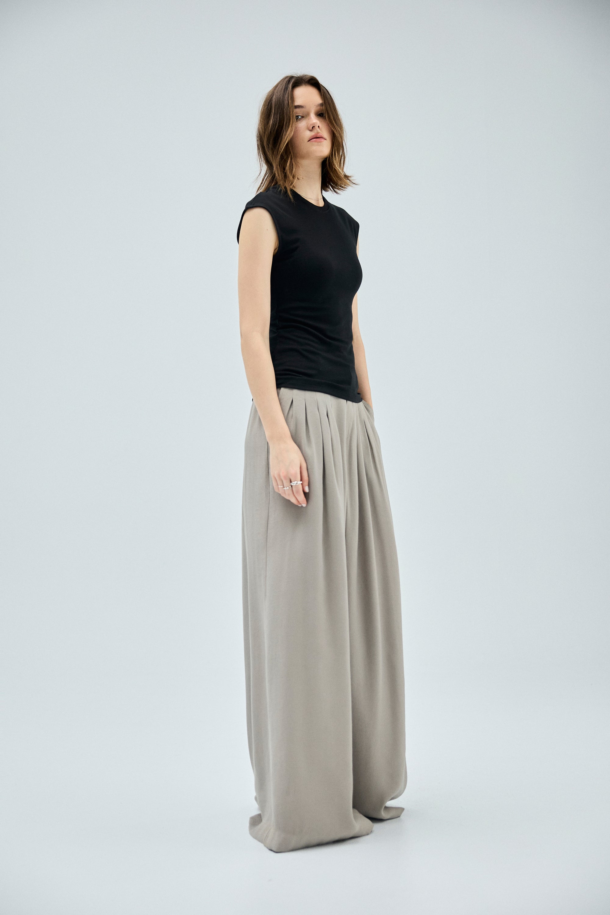 垂墜感抓褶修身西裝褲-灰