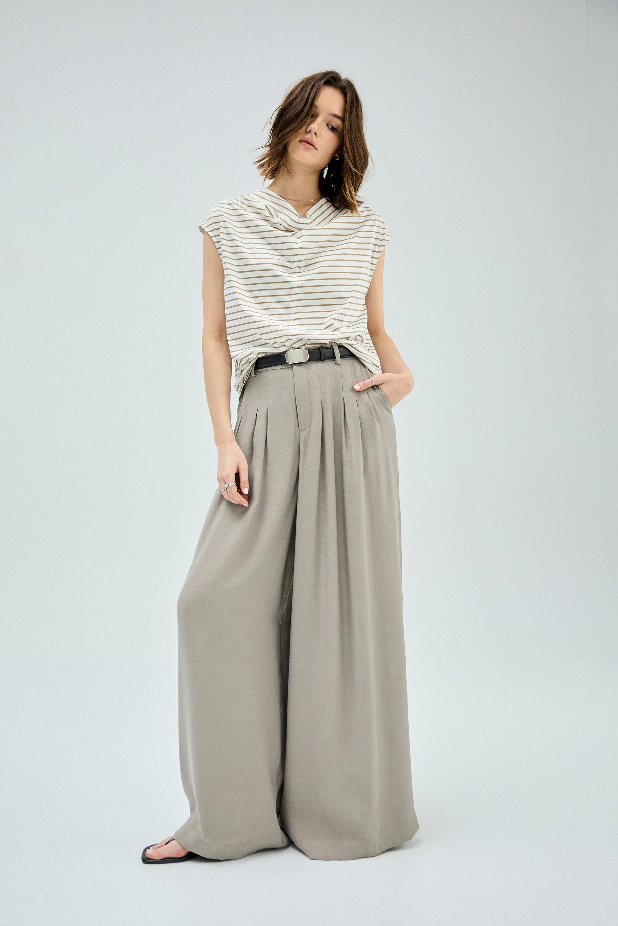 垂墜感抓褶修身西裝褲-灰