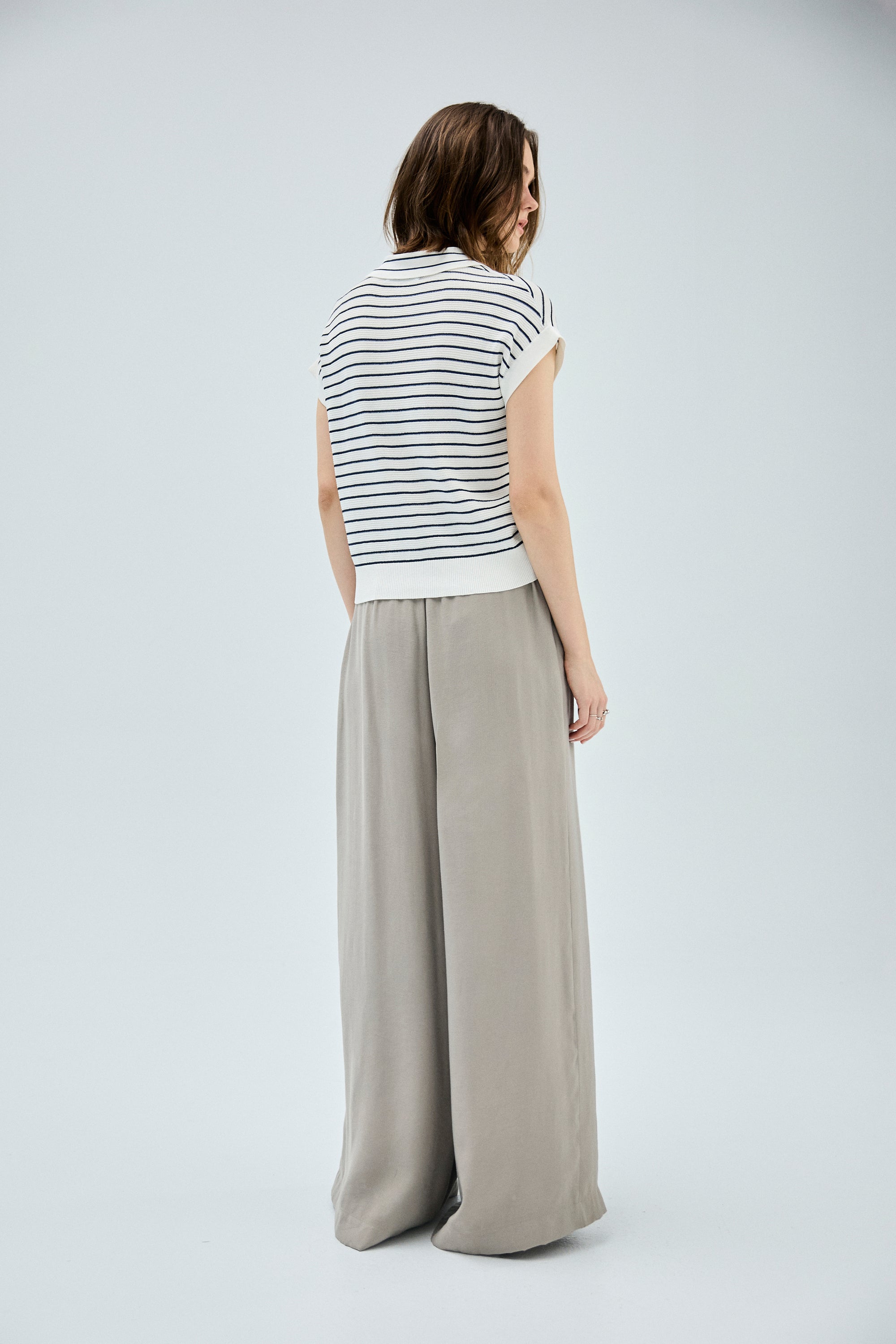 顆粒感條紋襯衫領短袖針織上衣-藍白條