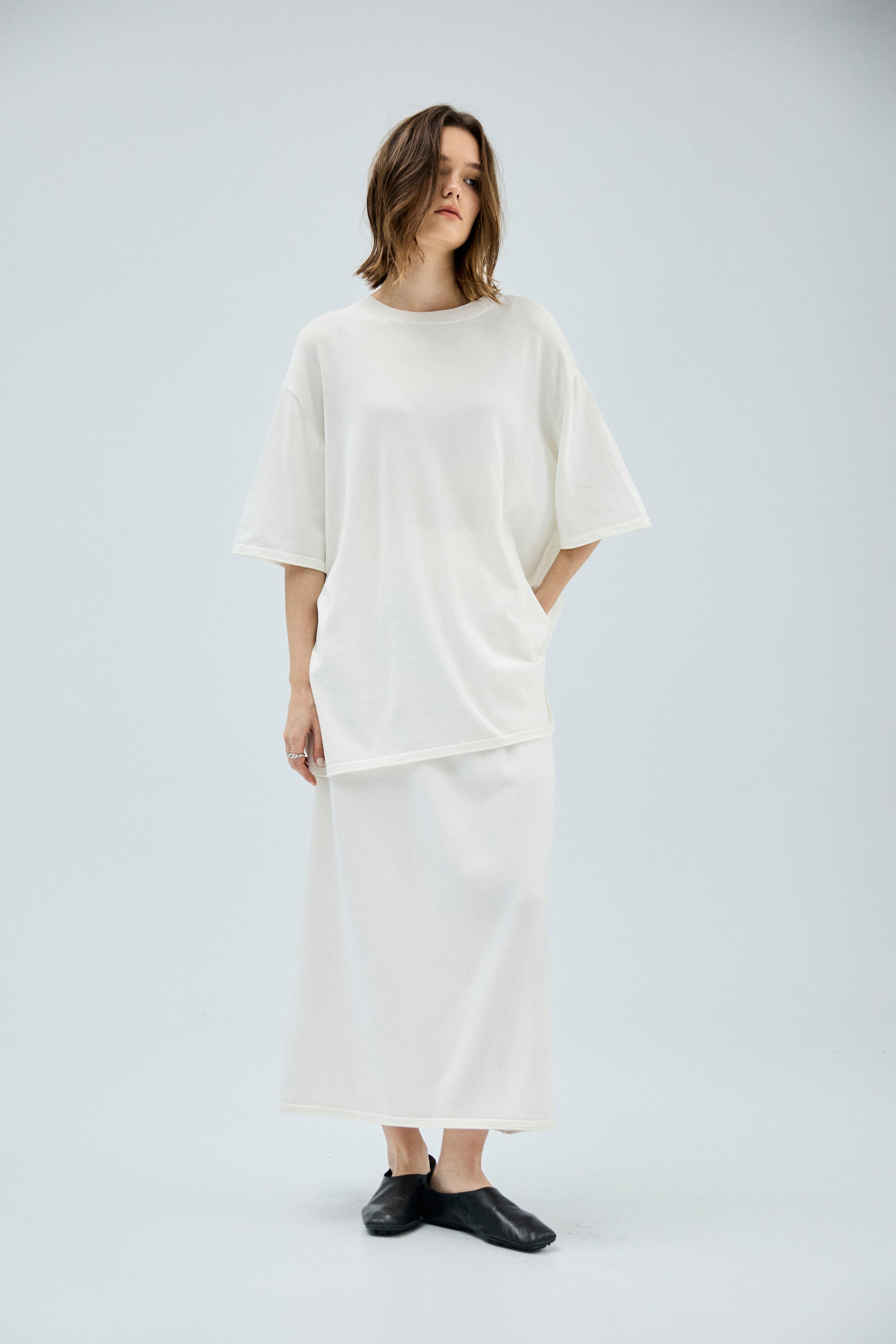 素面捲邊寬鬆長版針織五分袖上衣-白