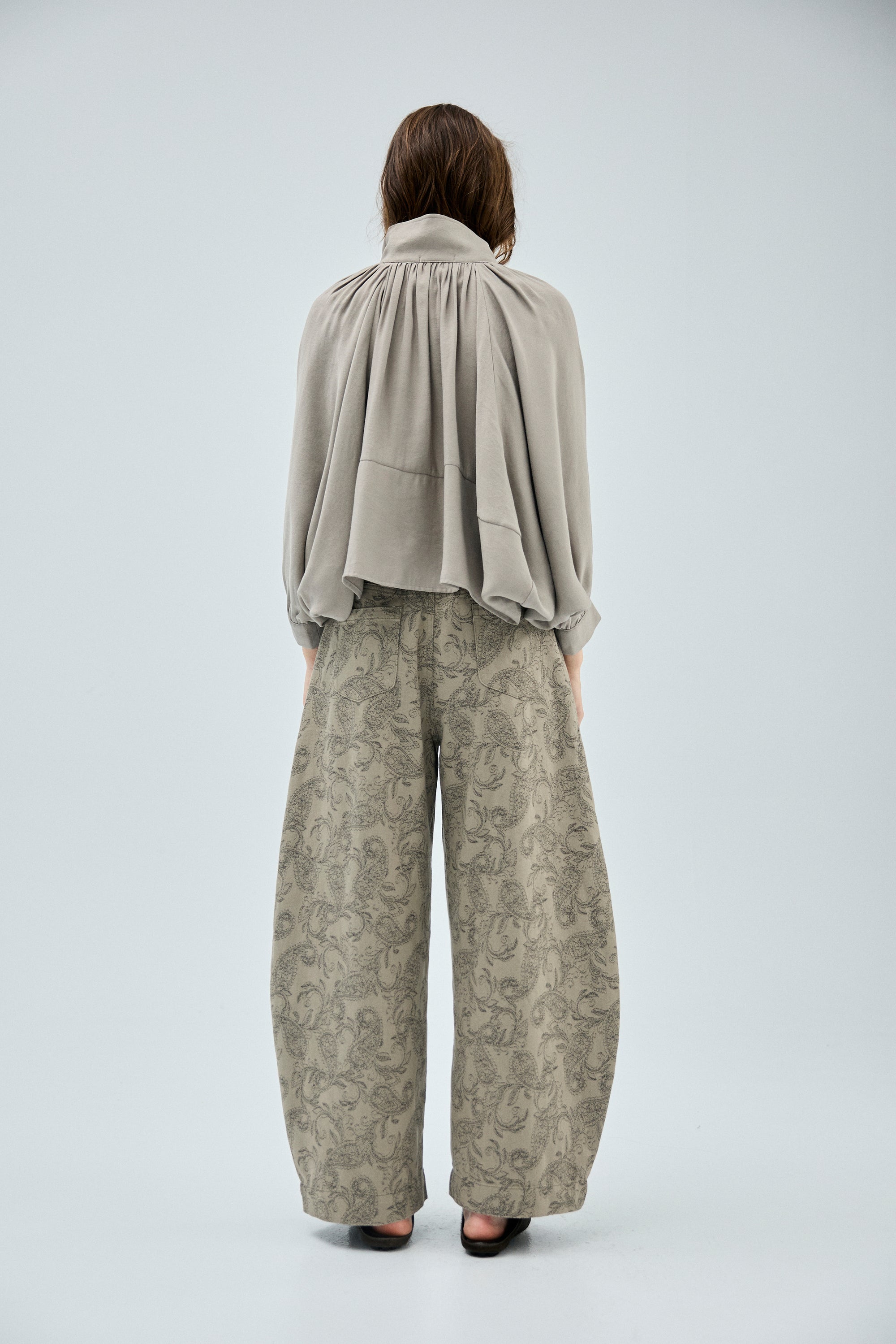 垂墜感抓摺小立領長袖外套-灰