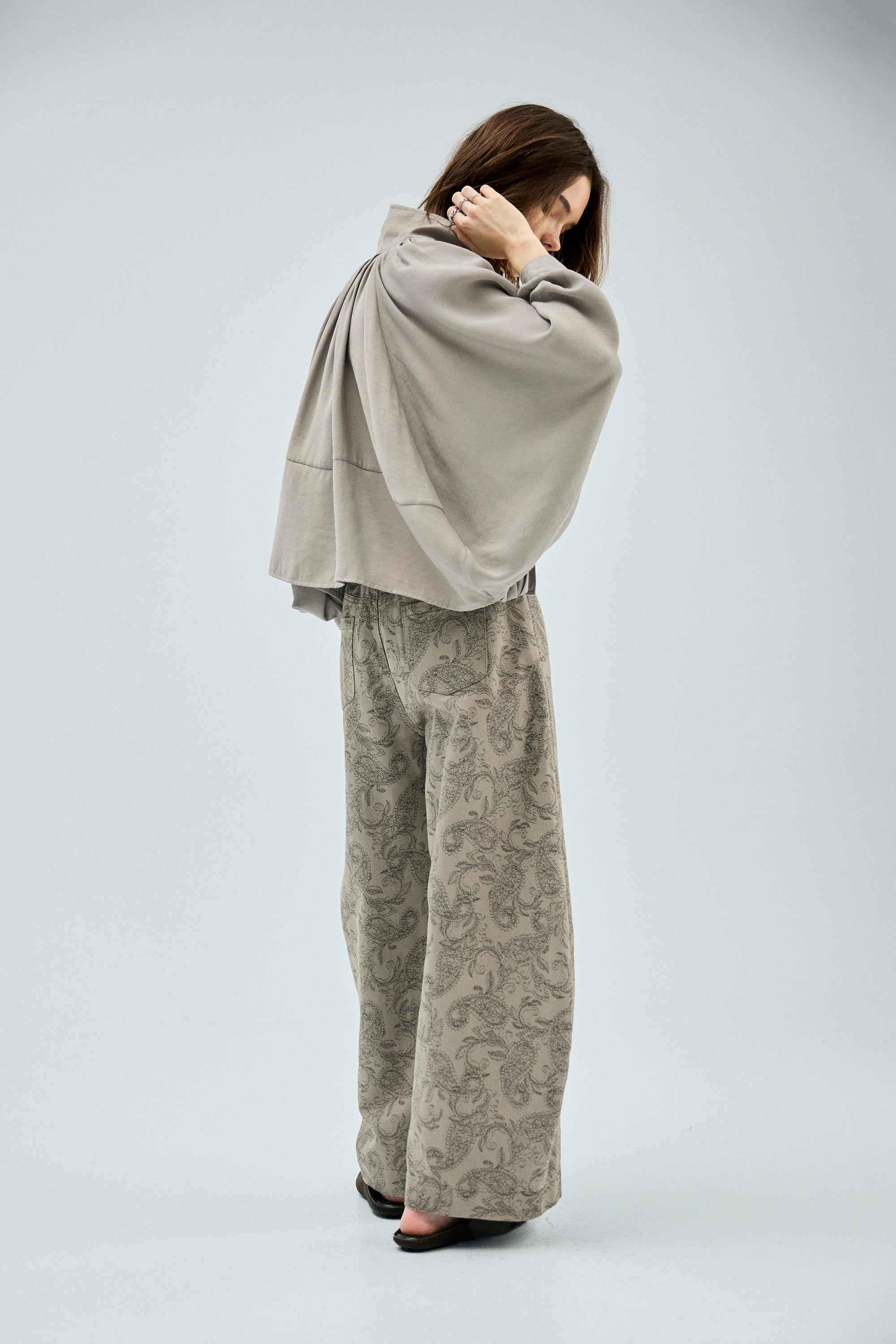 垂墜感抓摺小立領長袖外套-灰