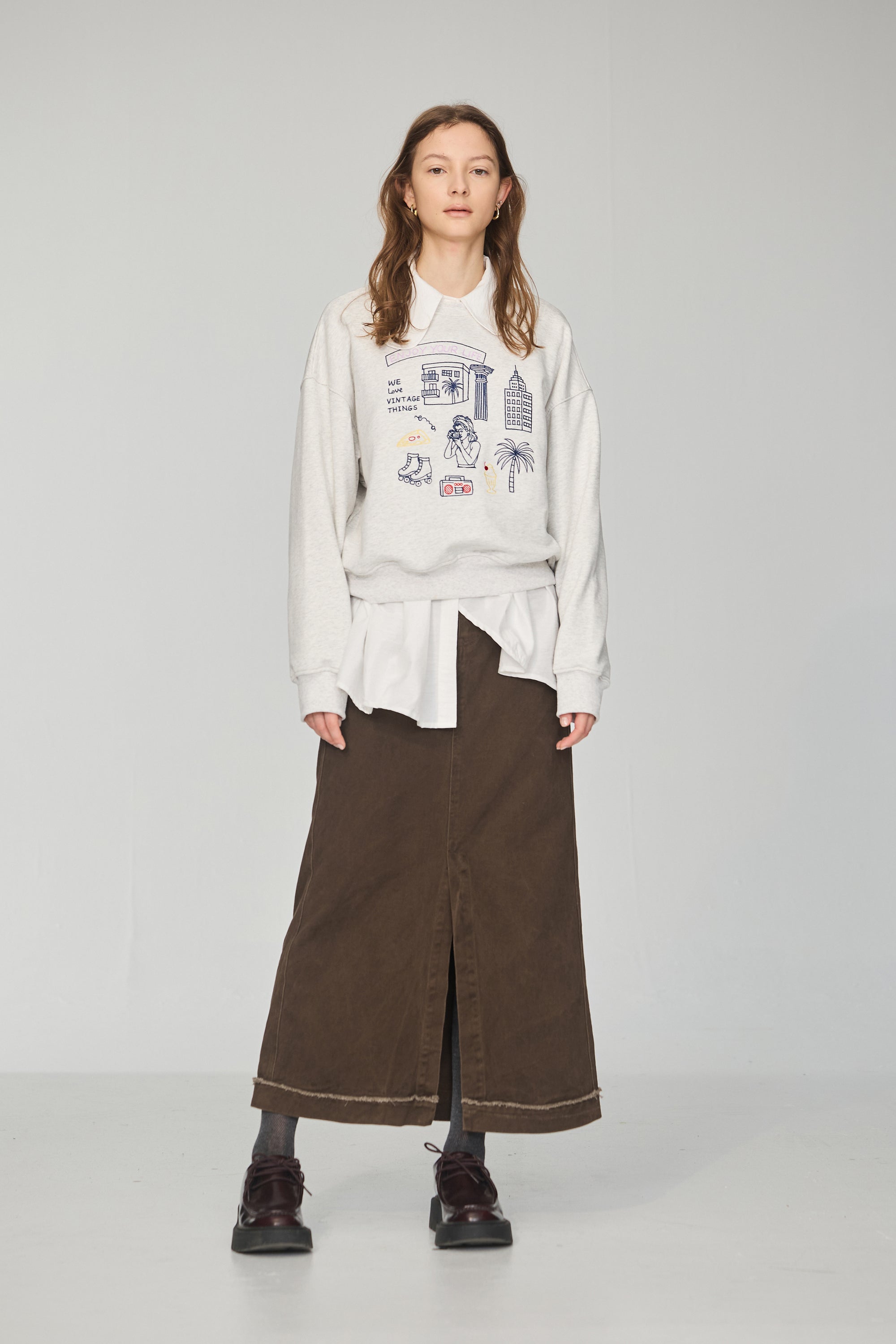 城市街頭刺繡寬版上衣-灰