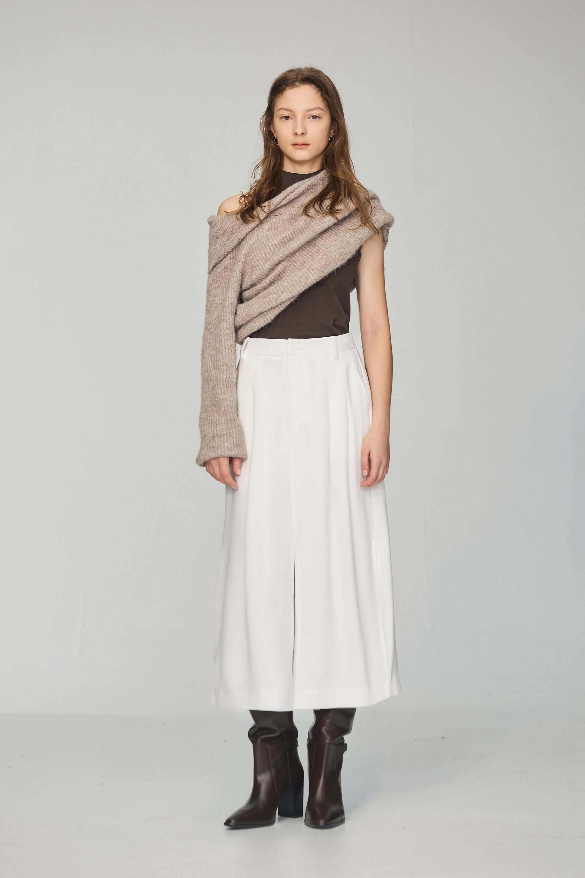 小立領削肩合身上衣-咖