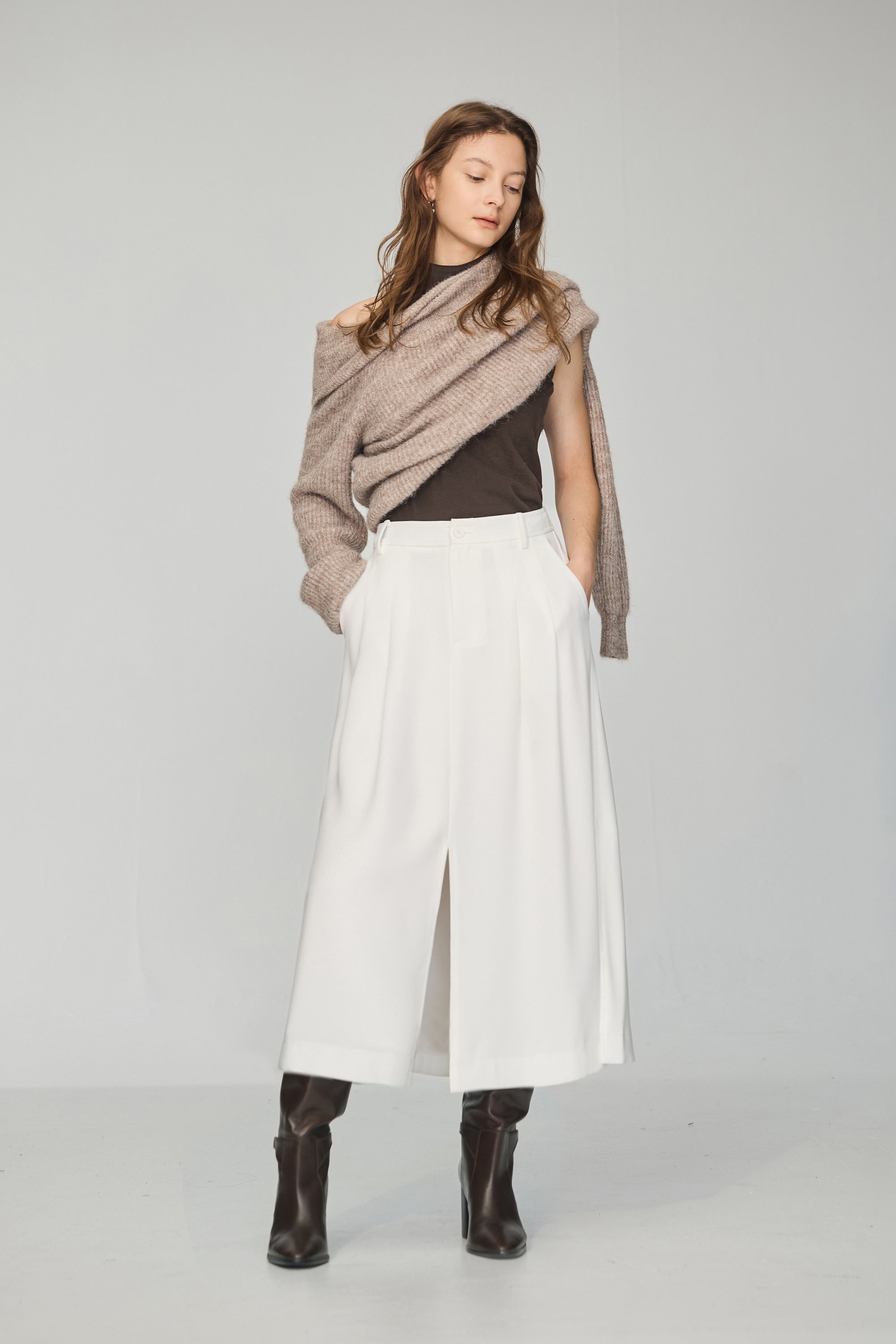 大翻領露肩針織毛衣-杏