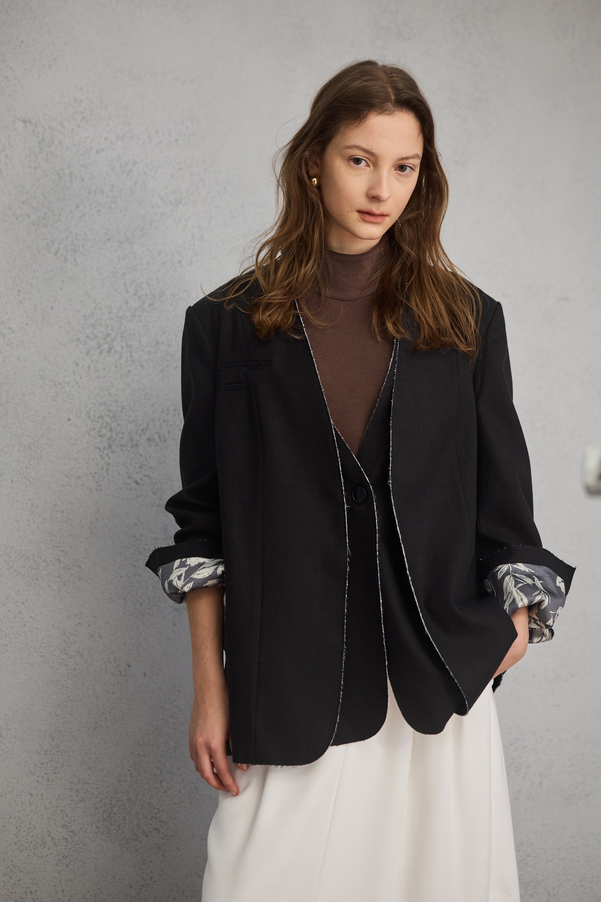 小立領削肩合身上衣-咖