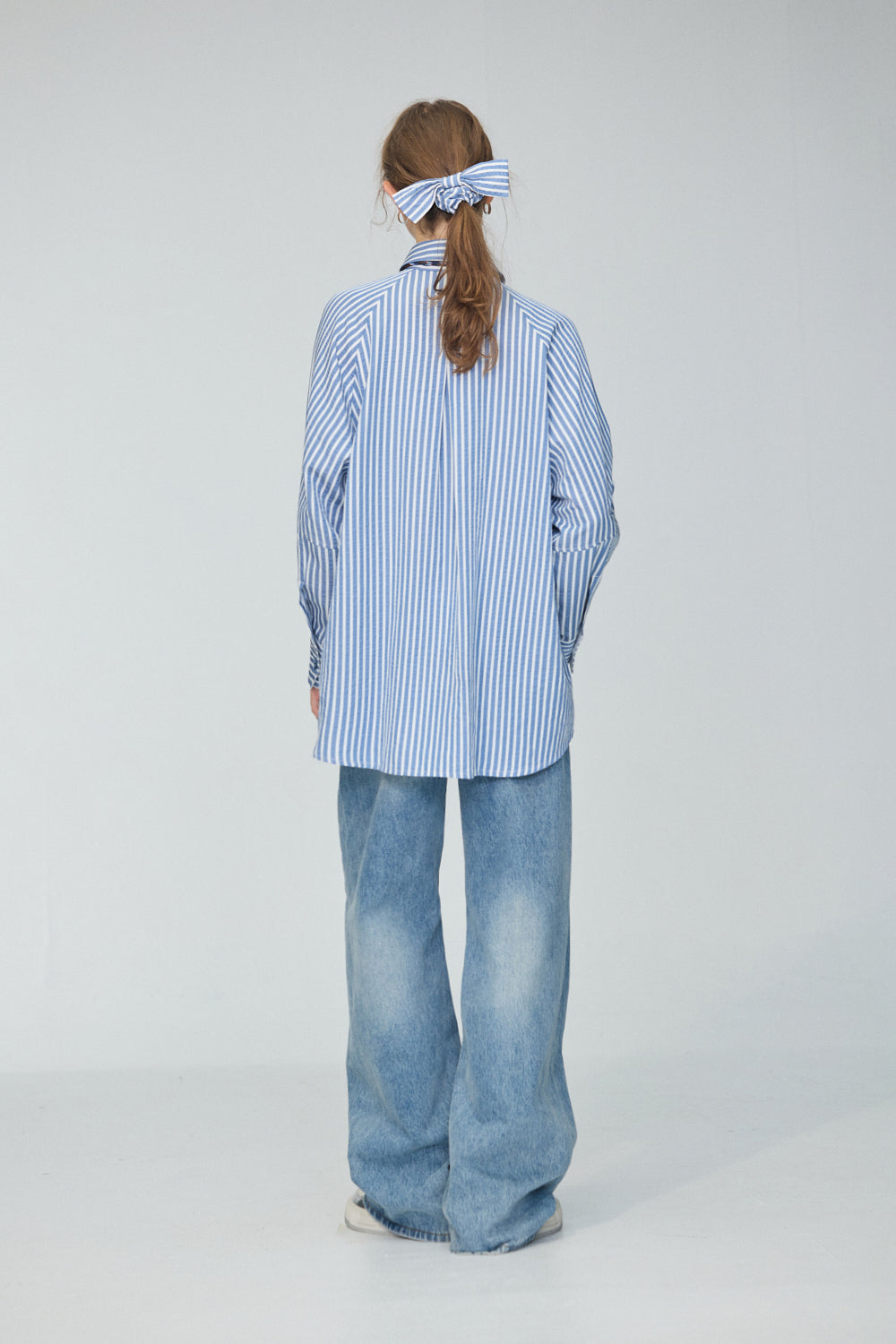直條反摺配色袖口寬版襯衫(附髮圈)-藍白條