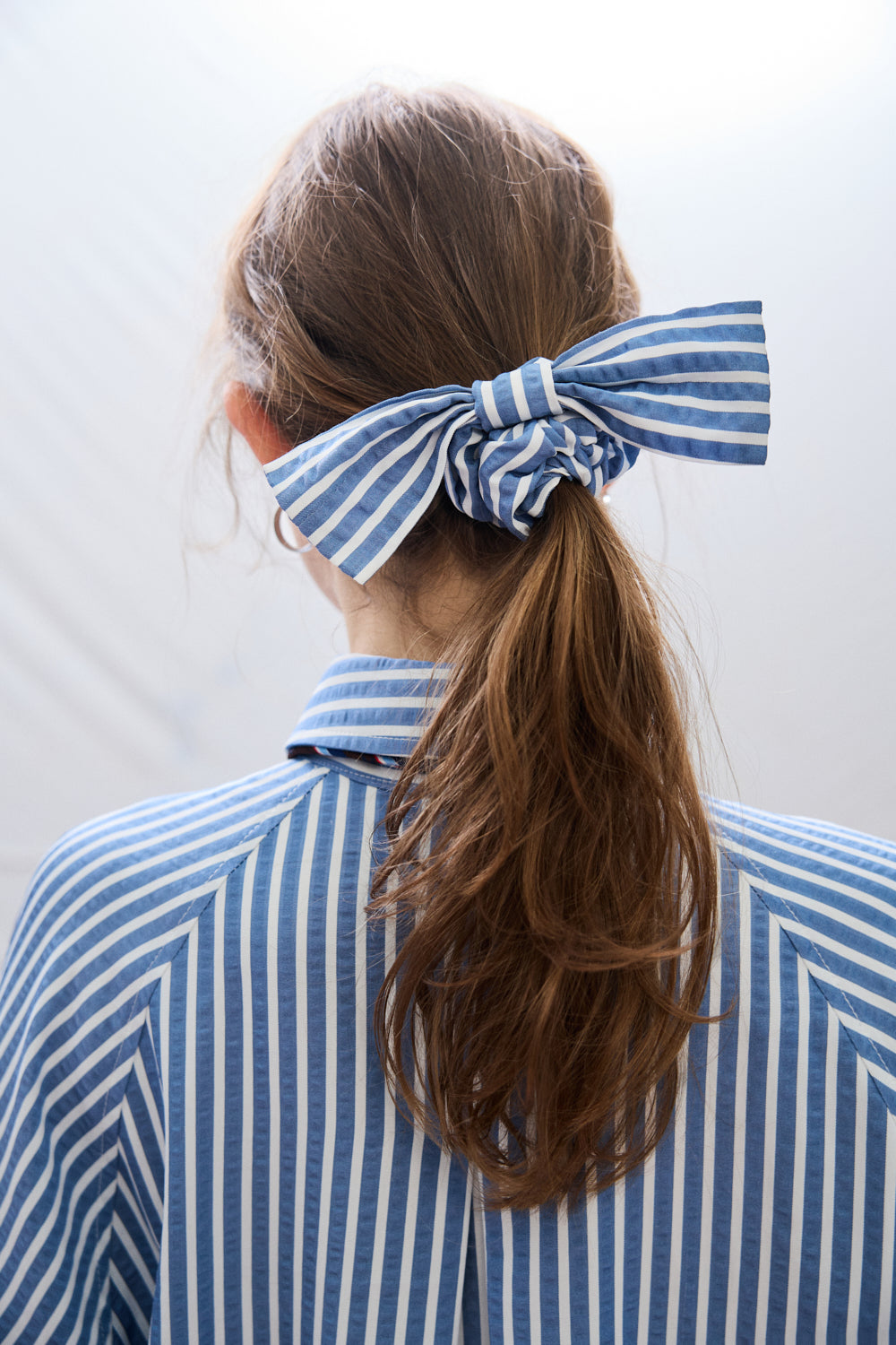 直條反摺配色袖口寬版襯衫(附髮圈)-藍白條