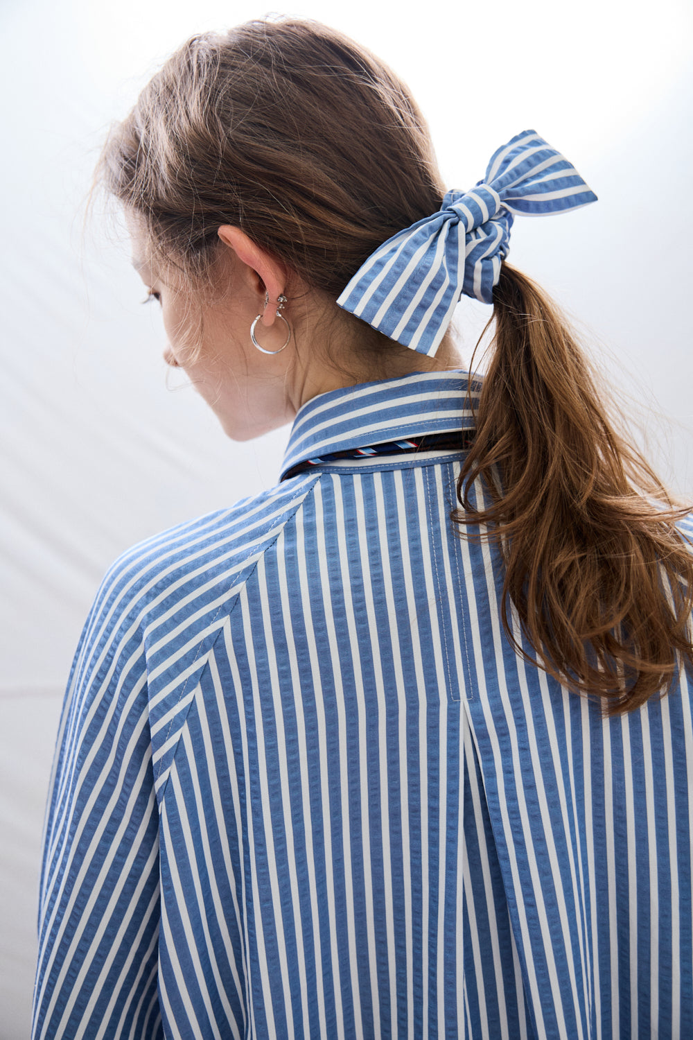 直條反摺配色袖口寬版襯衫(附髮圈)-藍白條