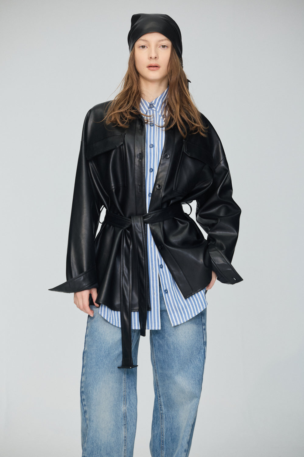 光澤感長版皮革襯衫式外套(附腰帶)-黑