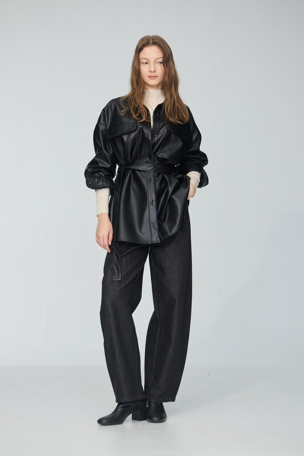 光澤感長版皮革襯衫式外套(附腰帶)-黑