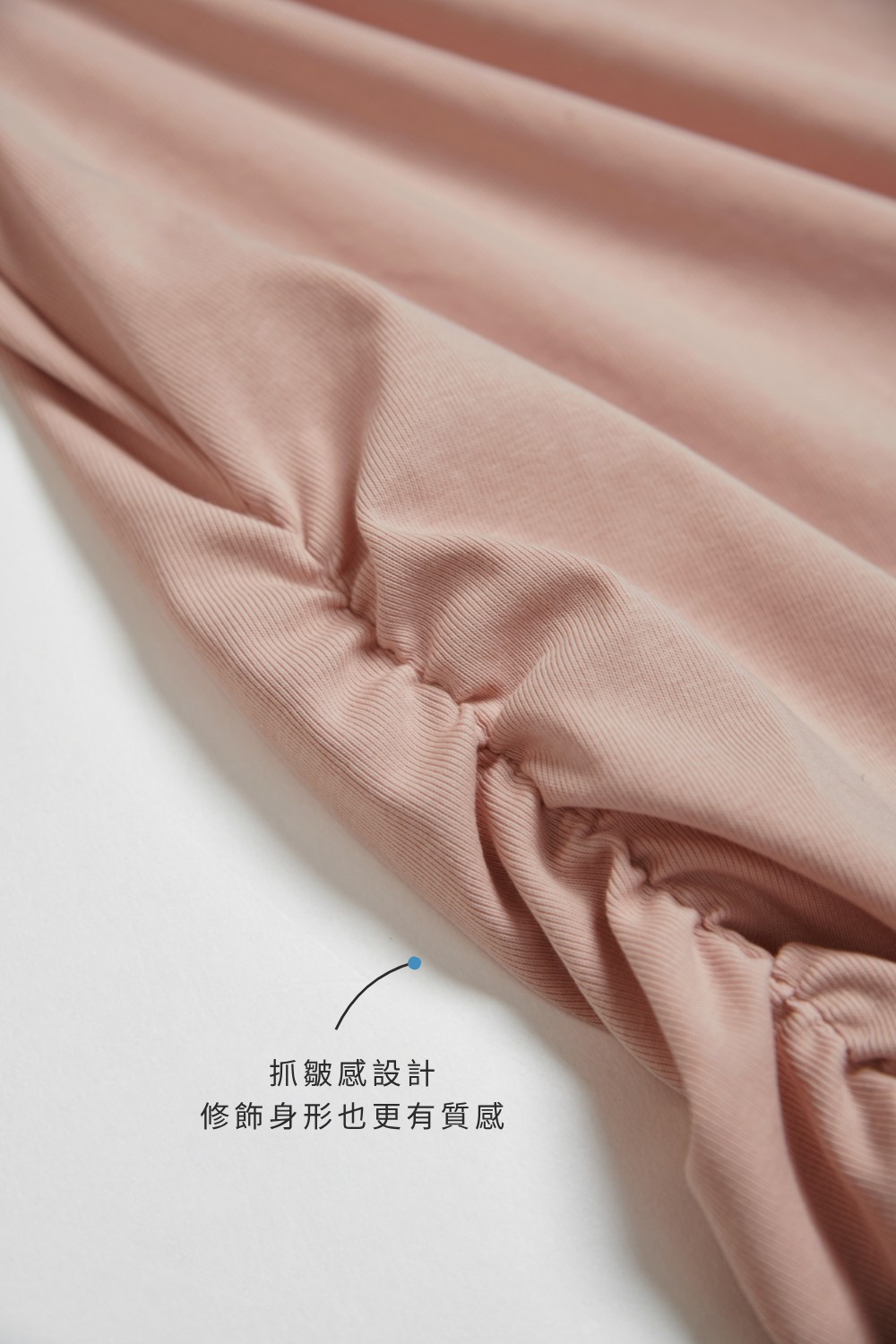 修身抓褶一字領短袖上衣-粉