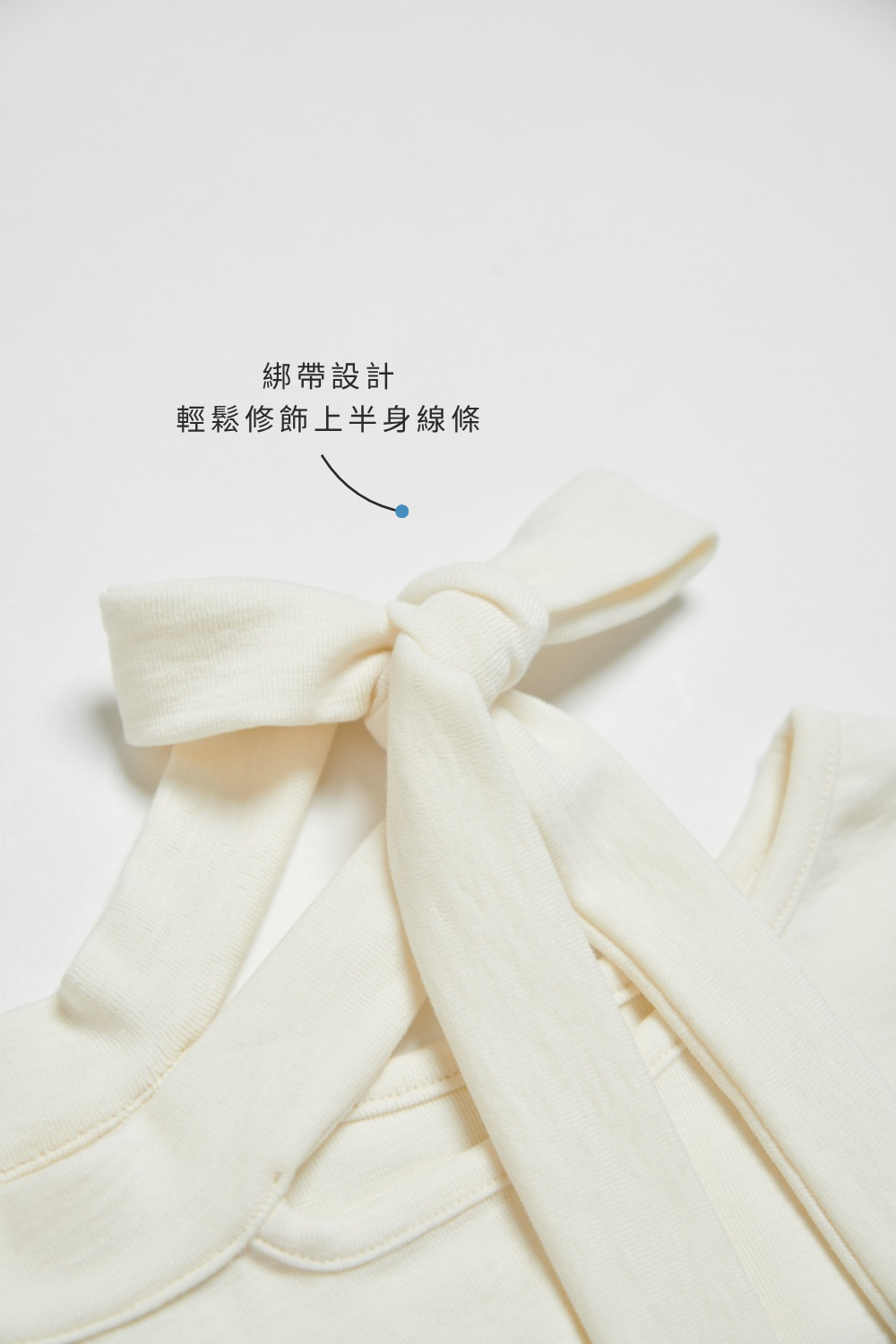 開洞綁帶領口TEE上衣-白