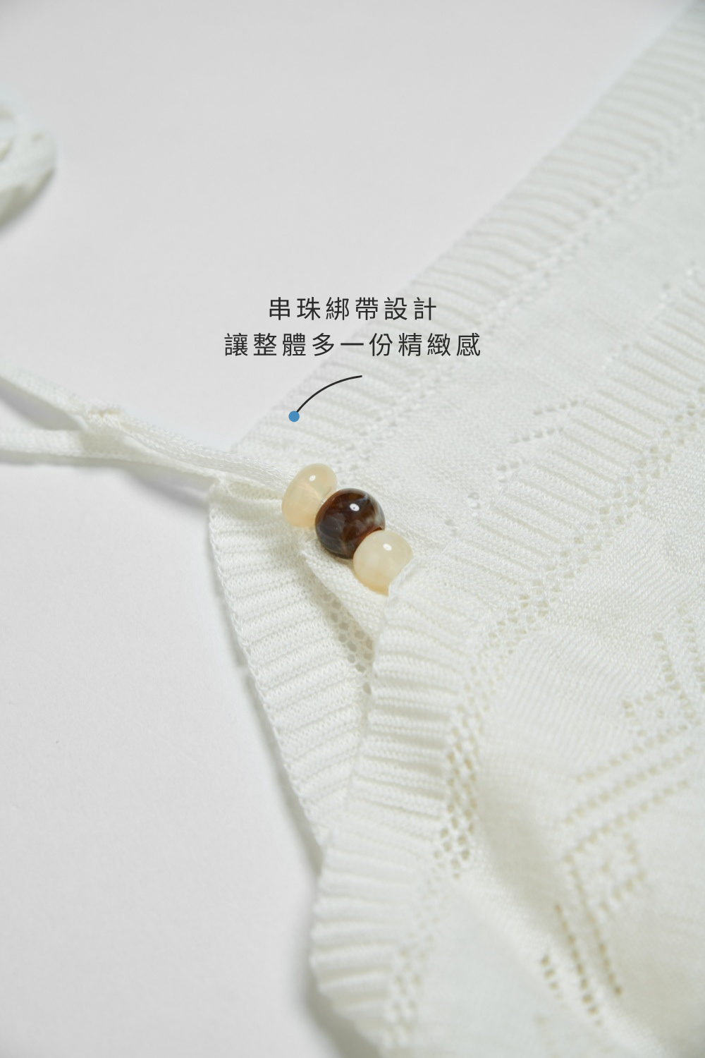 不規則垂墜下襬綁帶肩針織上衣-米