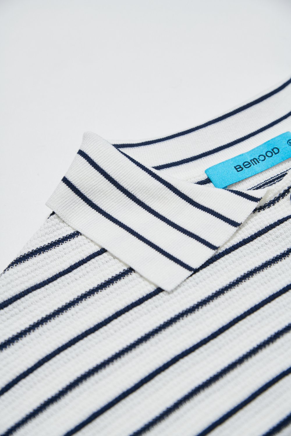 顆粒感條紋襯衫領短袖針織上衣-藍白條