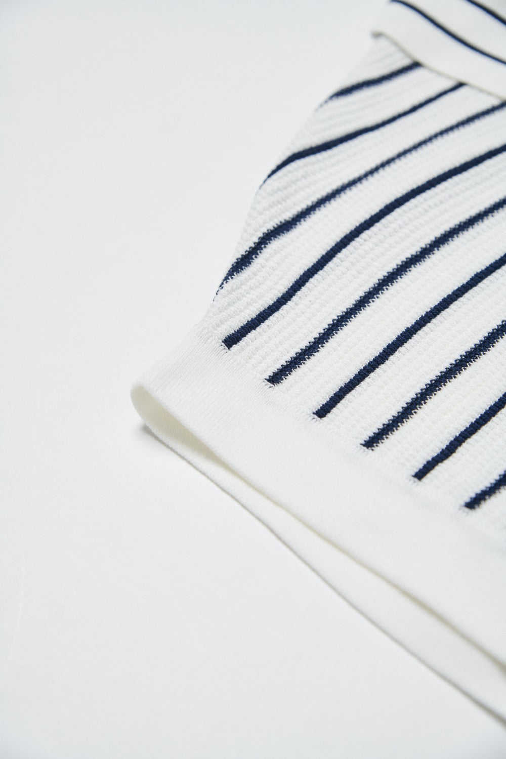 顆粒感條紋襯衫領短袖針織上衣-藍白條