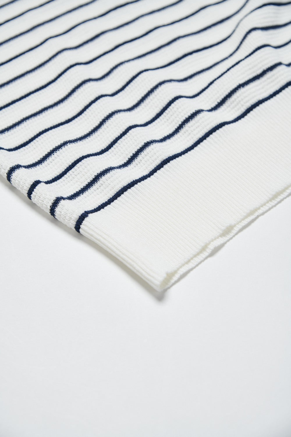 顆粒感條紋襯衫領短袖針織上衣-藍白條