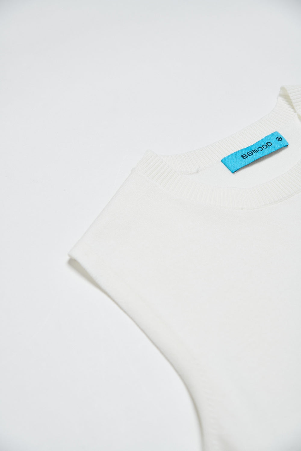 微斜下襬背心式針織上衣-白