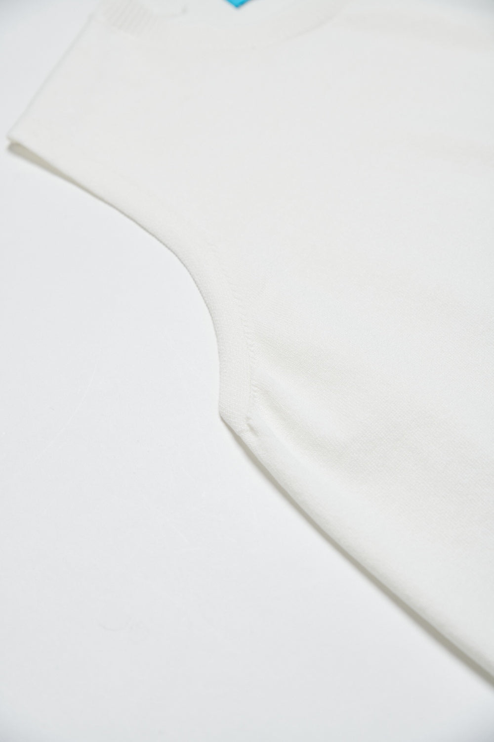 微斜下襬背心式針織上衣-白