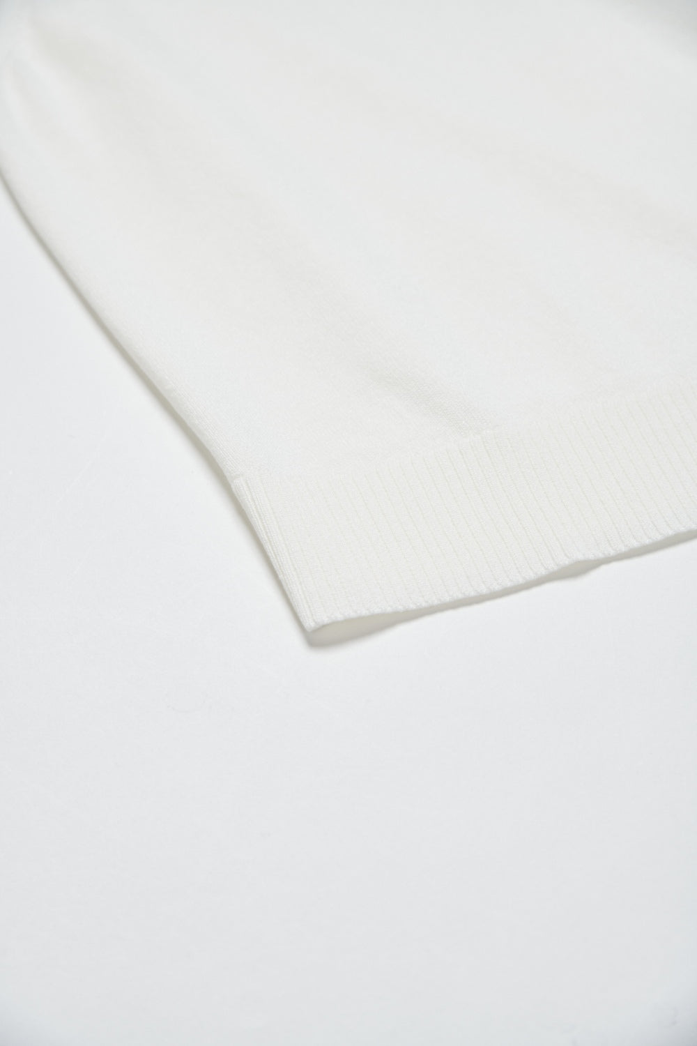 微斜下襬背心式針織上衣-白