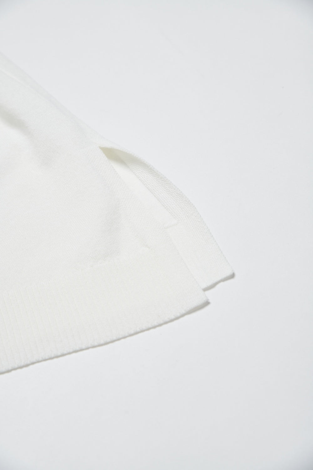 微斜下襬背心式針織上衣-白