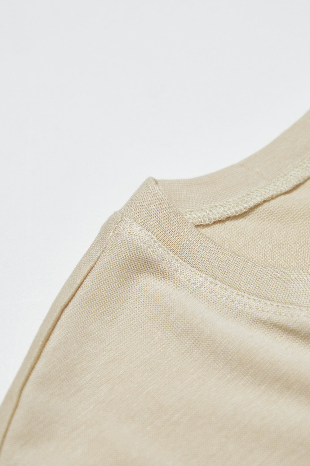 親膚透氣羊毛混紡鏤空挖背無袖上衣-卡其