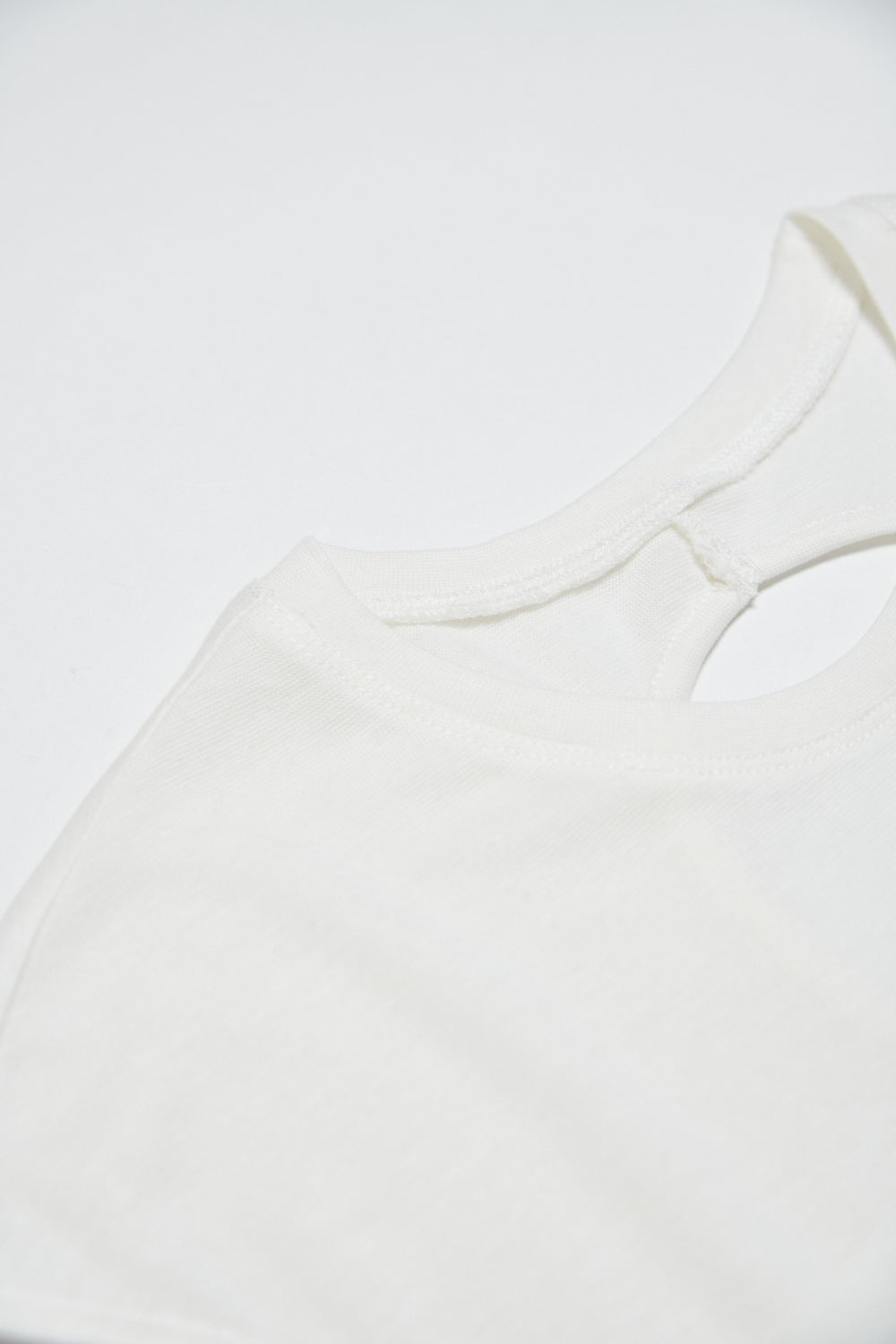 親膚透氣羊毛混紡鏤空挖背無袖上衣-白