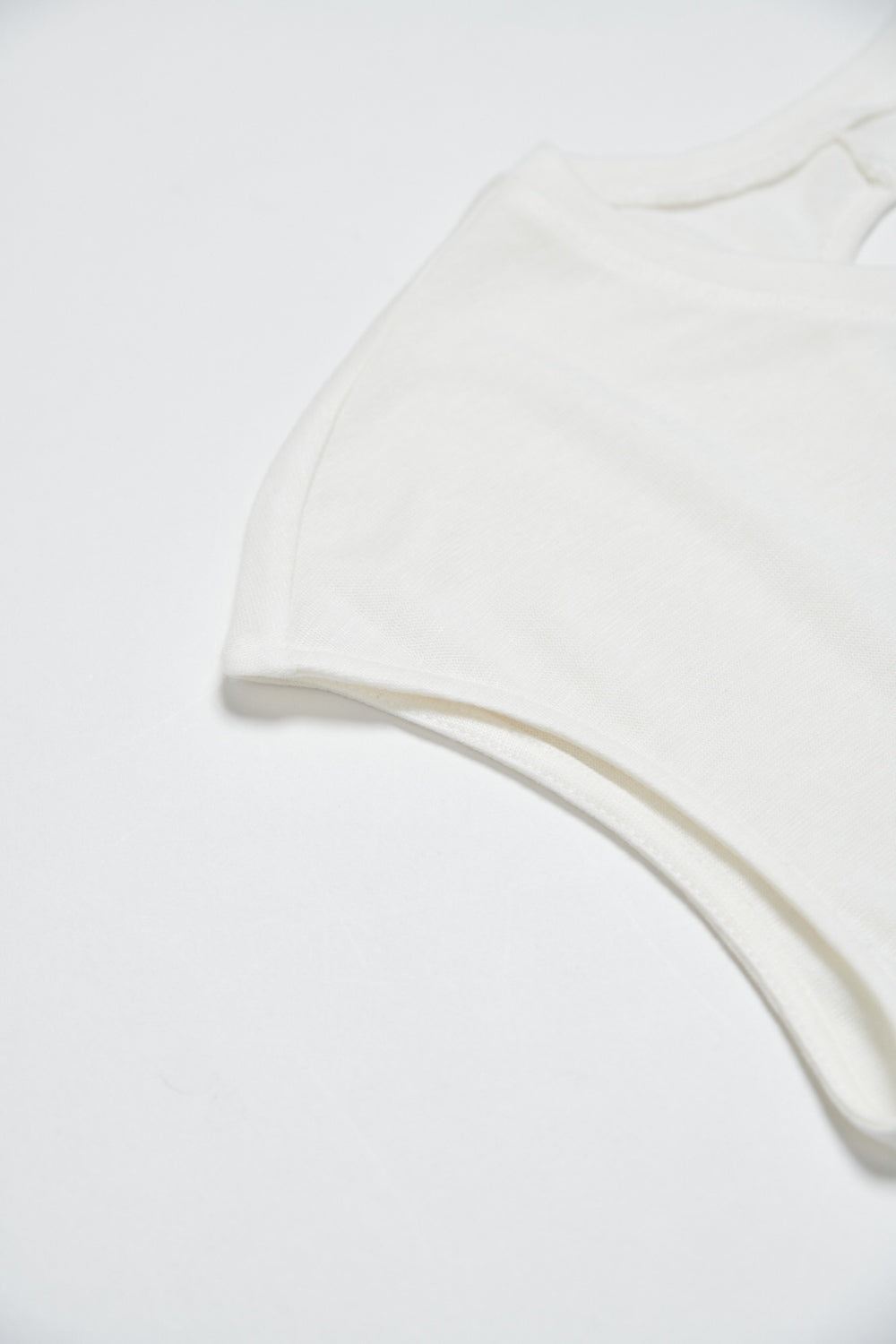 親膚透氣羊毛混紡鏤空挖背無袖上衣-白