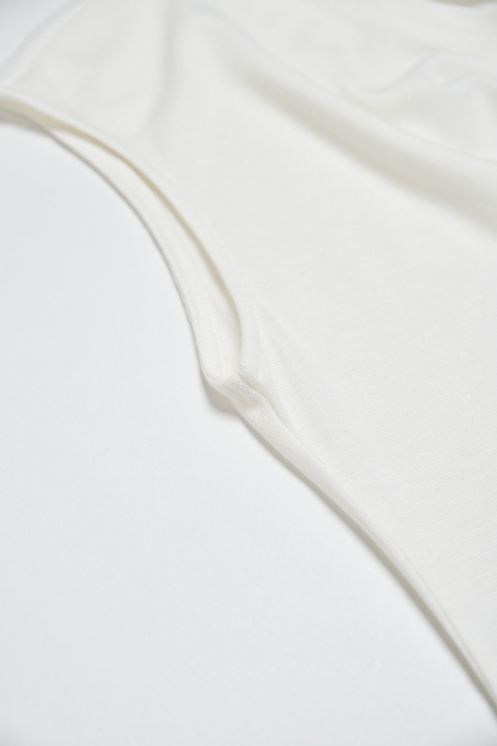 親膚透氣羊毛混紡鏤空挖背無袖上衣-白