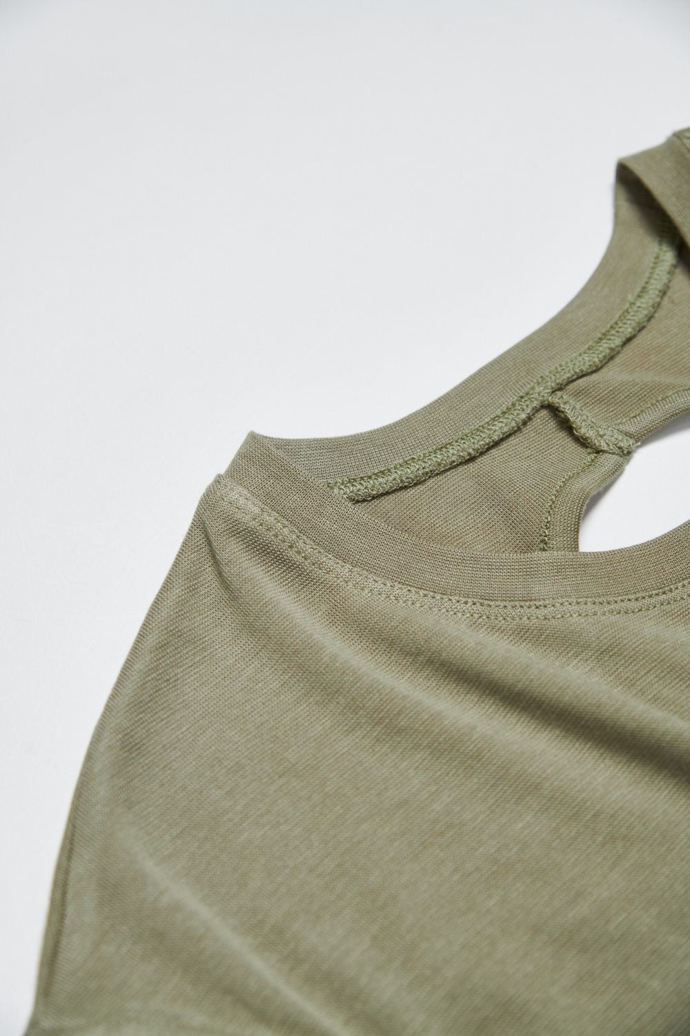 親膚透氣羊毛混紡鏤空挖背無袖上衣-綠色