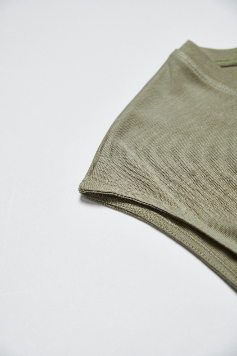 親膚透氣羊毛混紡鏤空挖背無袖上衣-綠色