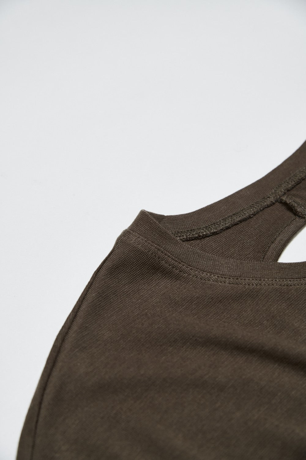 親膚透氣羊毛混紡鏤空挖背無袖上衣-灰咖