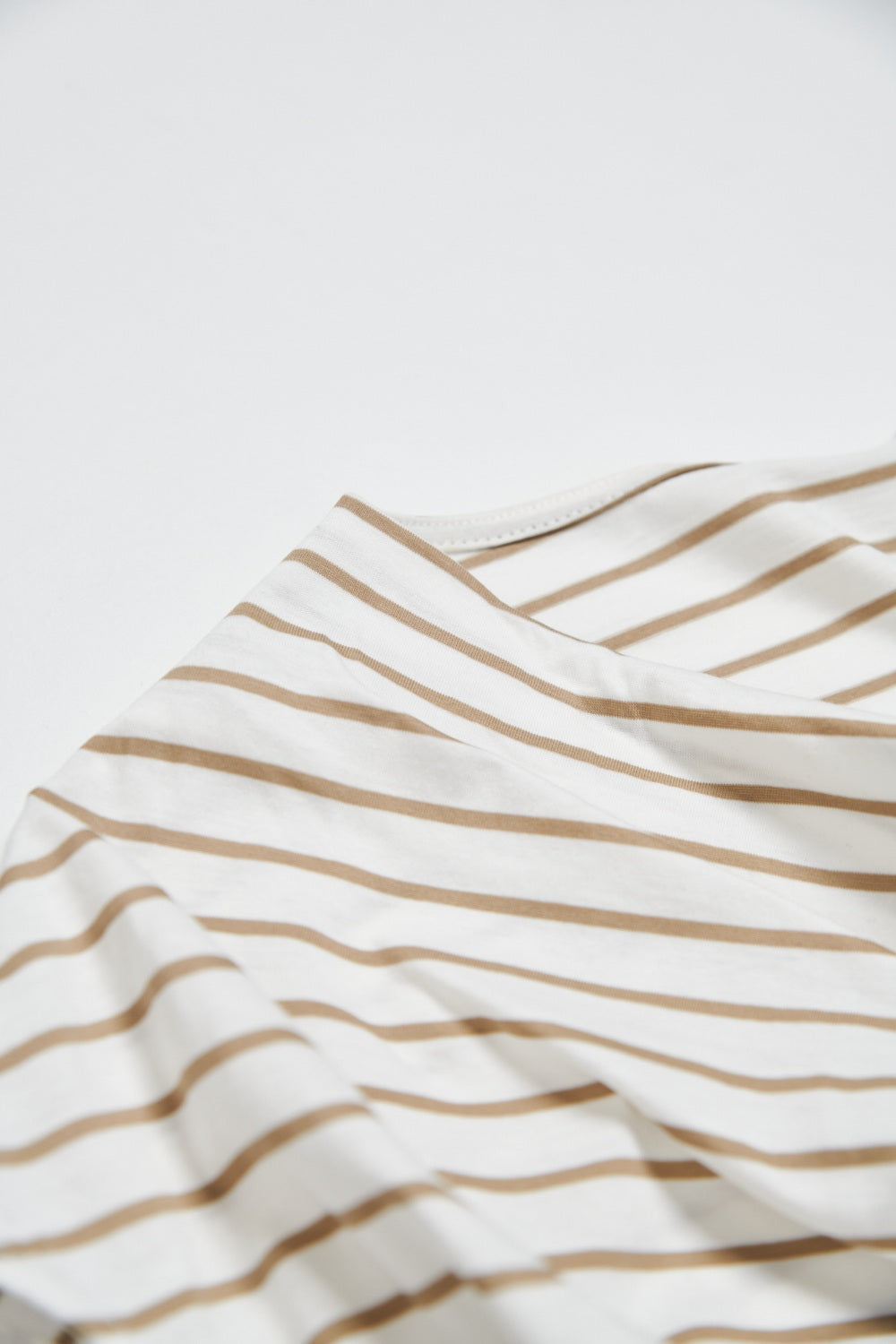 垂墜領條紋無袖上衣-卡其