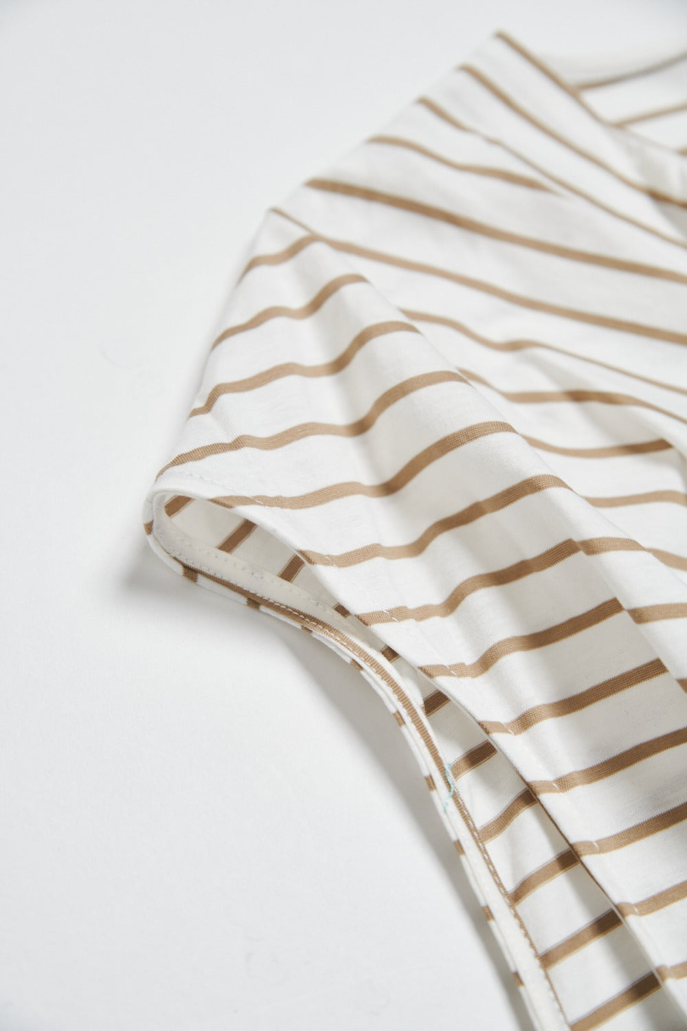 垂墜領條紋無袖上衣-卡其