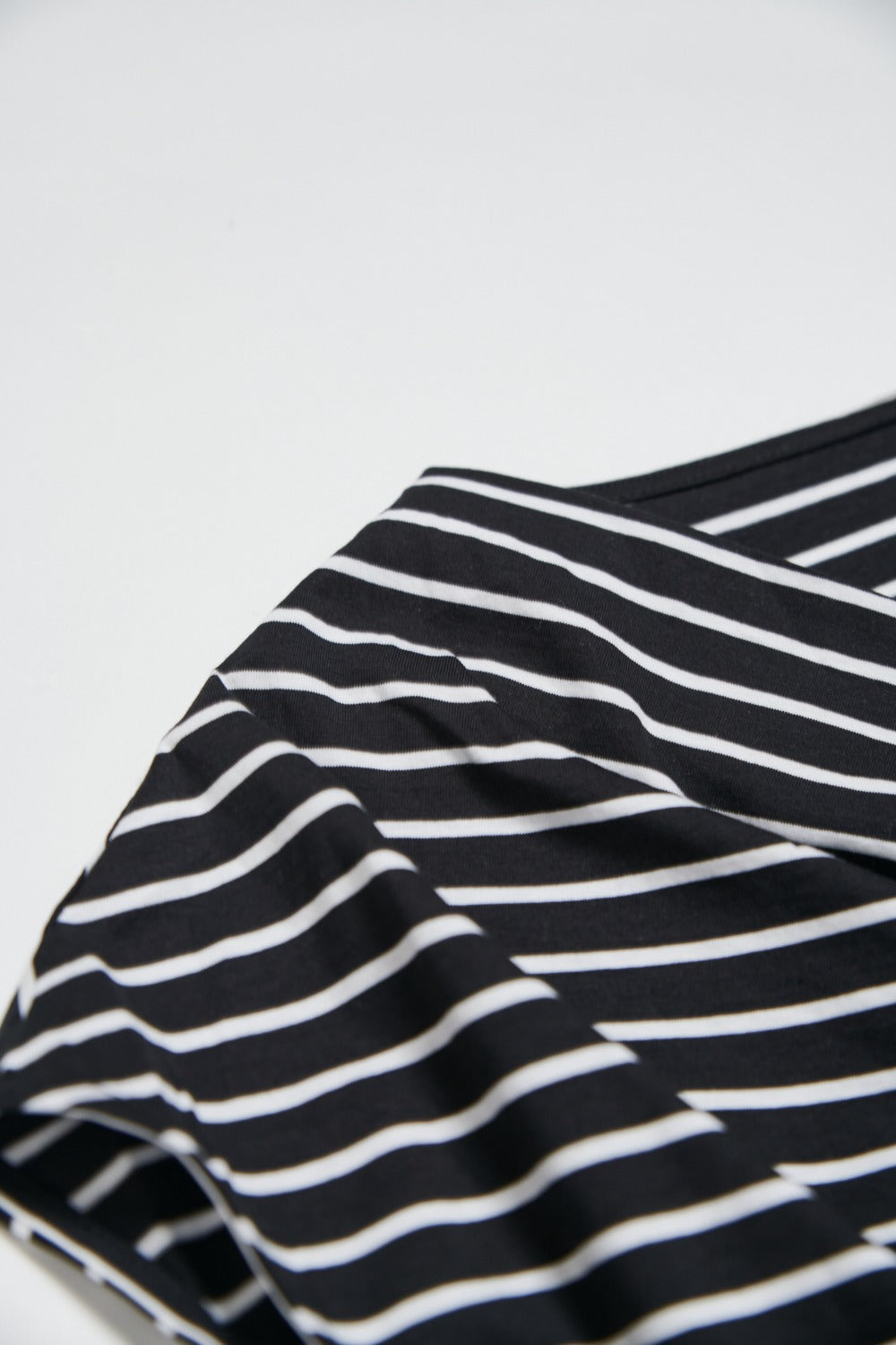 垂墜領條紋無袖上衣-黑白條