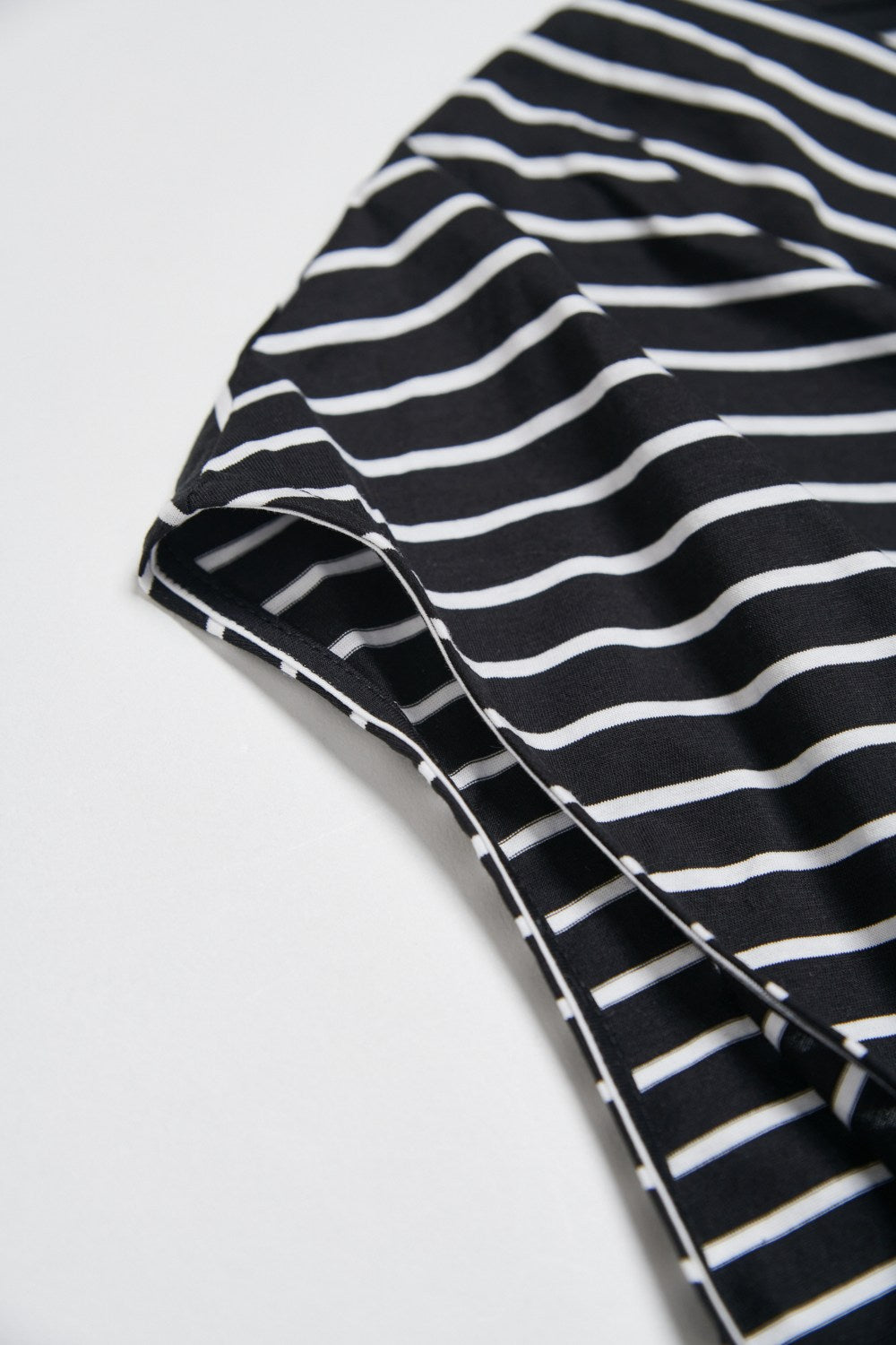 垂墜領條紋無袖上衣-黑白條