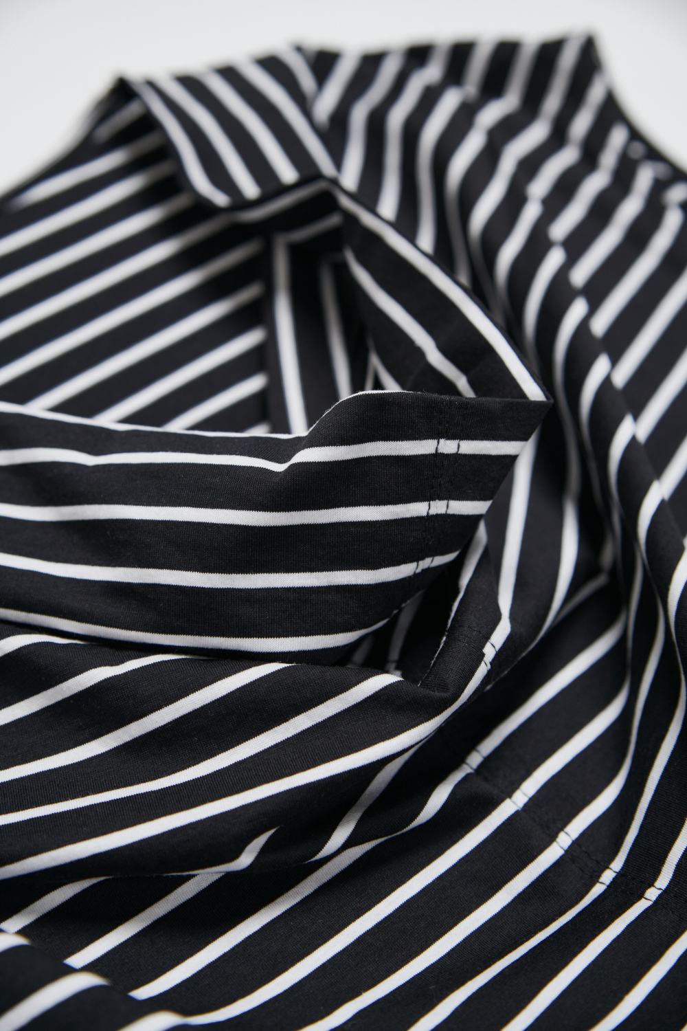 垂墜領條紋無袖上衣-黑白條